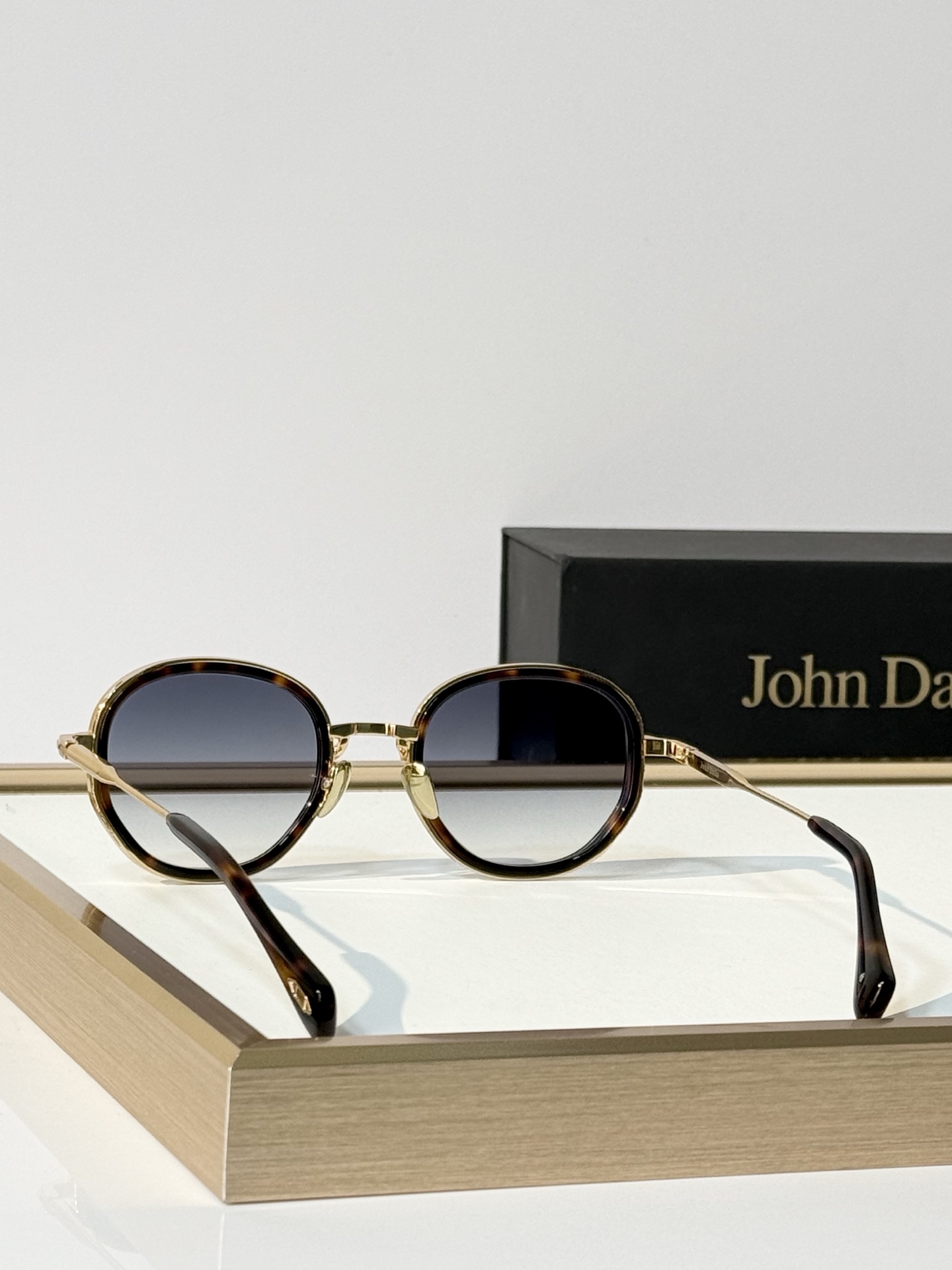John Dalia Model：JOHNDALIAGINA SIZE: 50口23 145
