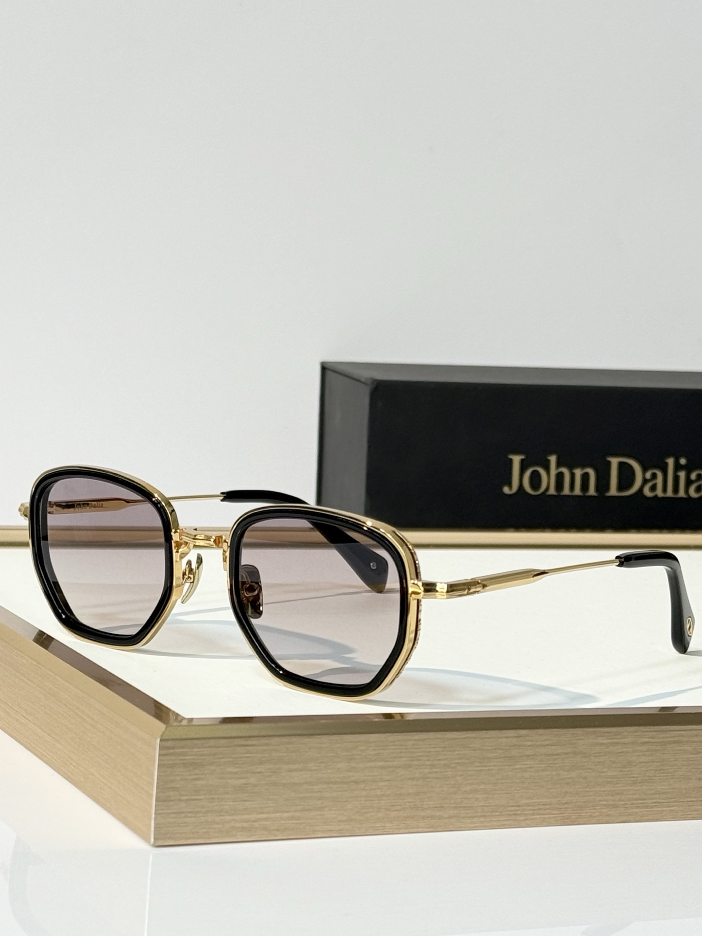John Dalia Model：JOHNDALIAJOE SIZE: 50口23-145 