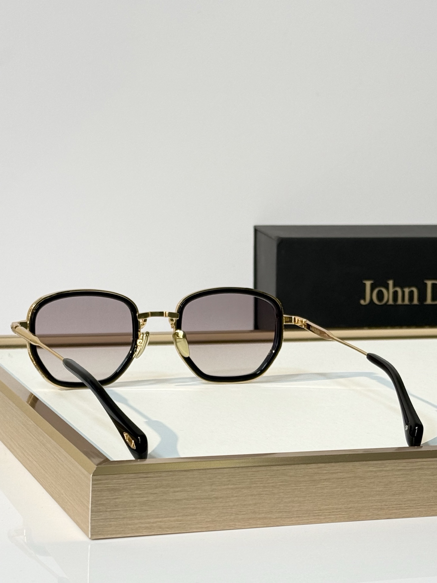 John Dalia Model：JOHNDALIAJOE SIZE: 50口23-145 