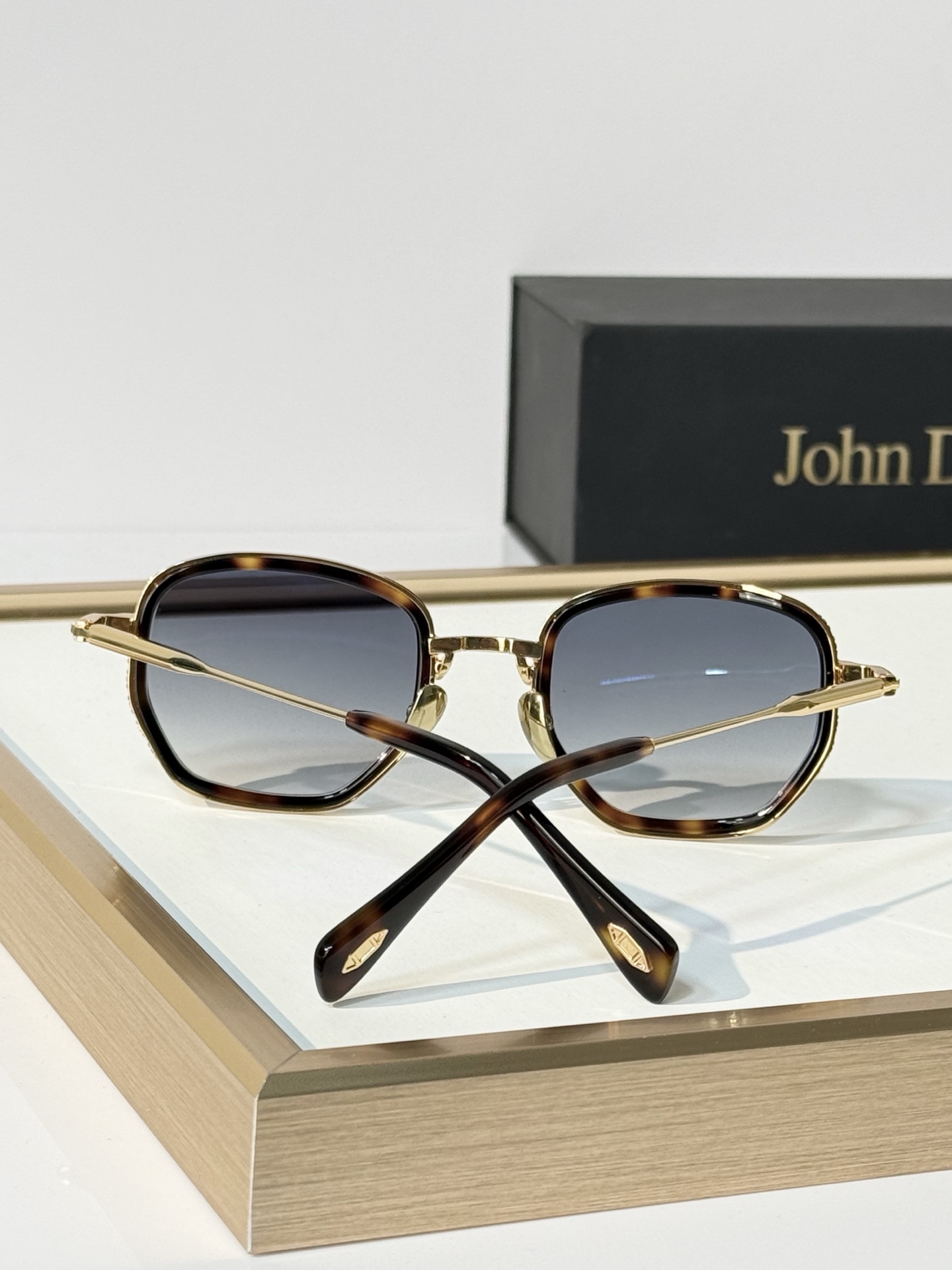 John Dalia Model：JOHNDALIAJOE SIZE: 50口23-145