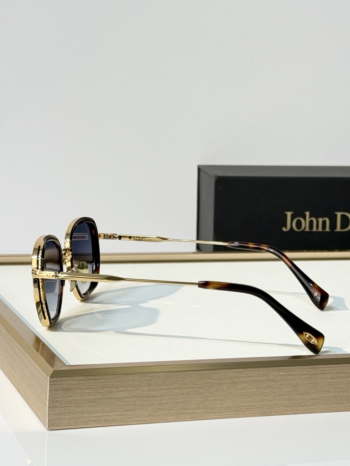John Dalia Model：JOHNDALIAJOE SIZE: 50口23-145