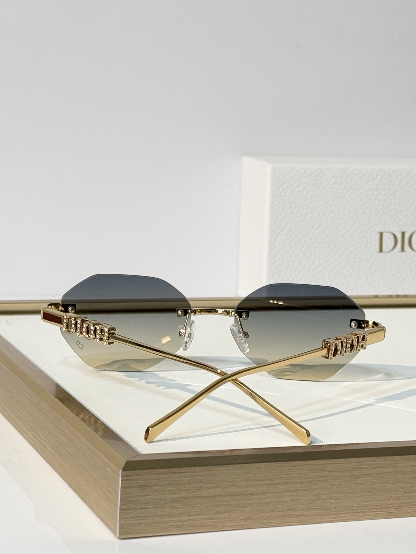 DIOR MODEL: DIORCAT2301M SIZE：57口19-145 