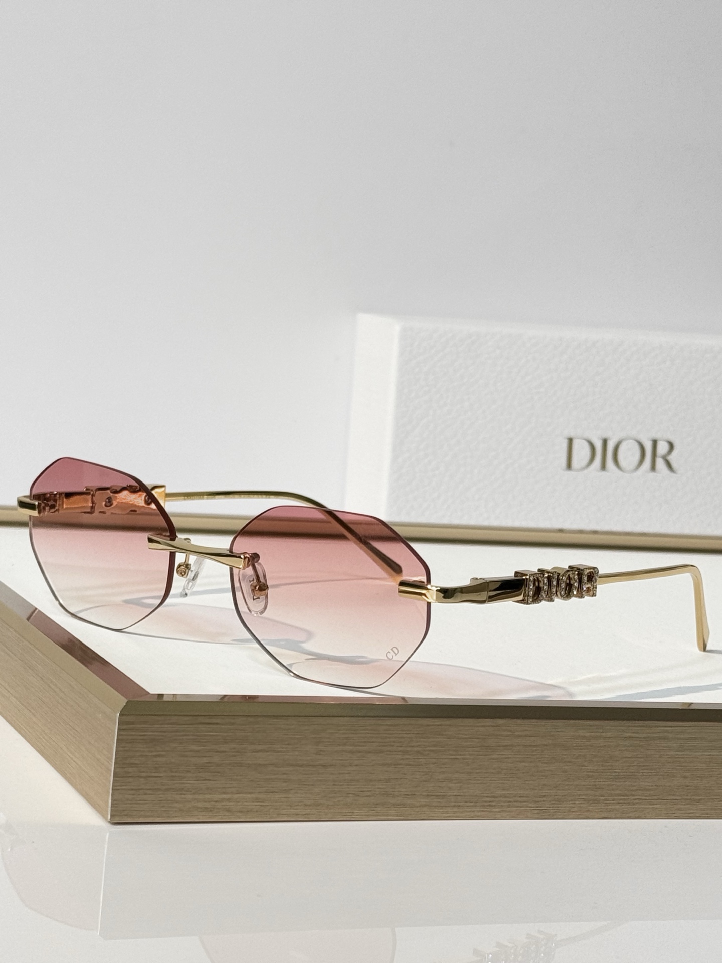 DIOR MODEL: DIORCAT2301M SIZE：57口19-145 