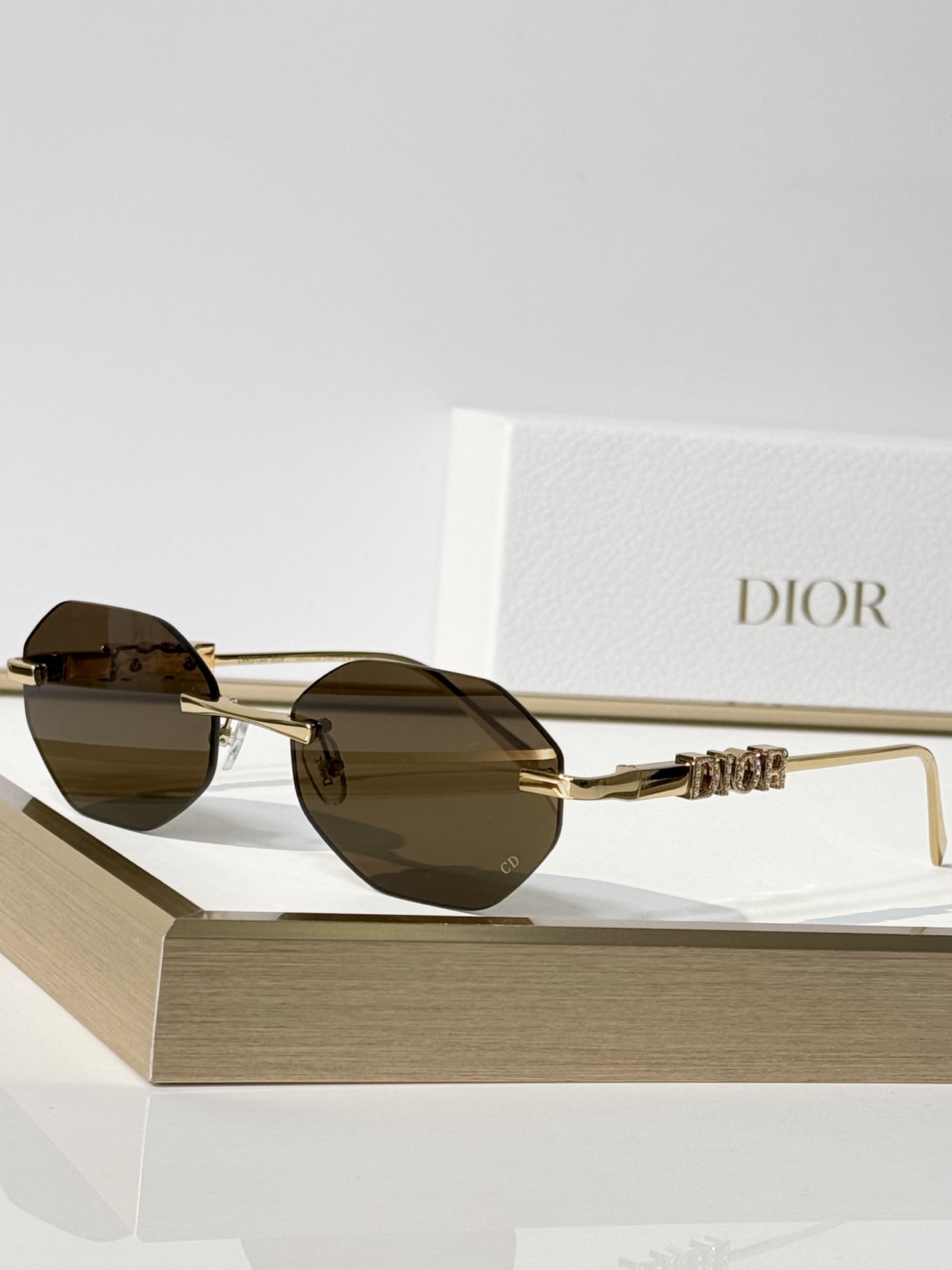 DIOR MODEL: DIORCAT2301M SIZE：57口19-145 