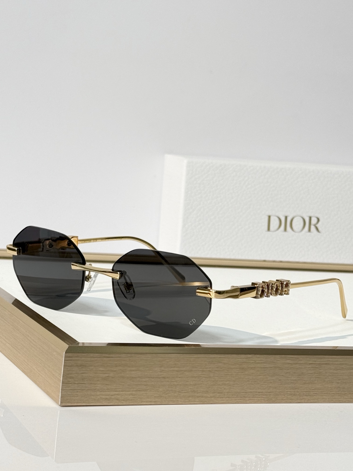 DIOR MODEL: DIORCAT2301M SIZE：57口19-145 