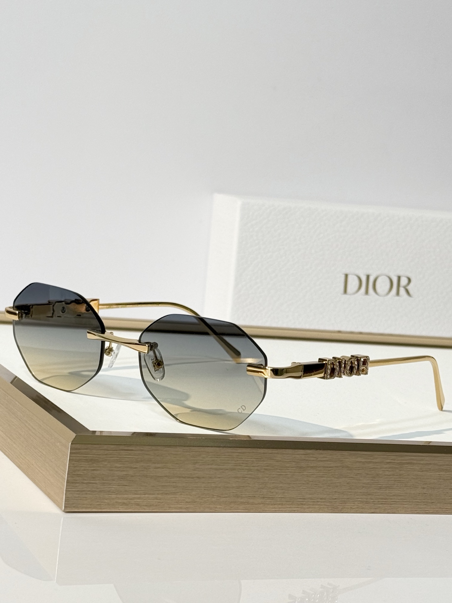 DIOR MODEL: DIORCAT2301M SIZE：57口19-145 