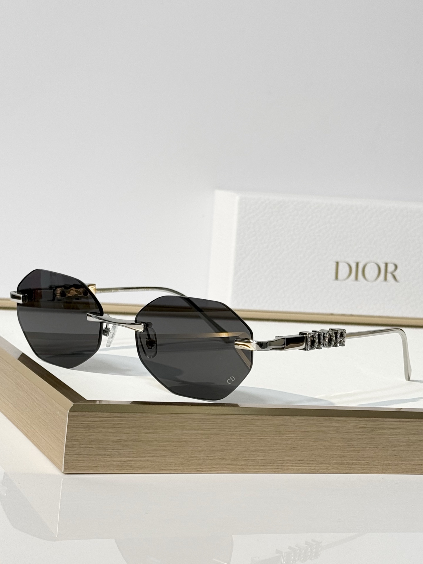 DIOR MODEL: DIORCAT2301M SIZE：57口19-145 