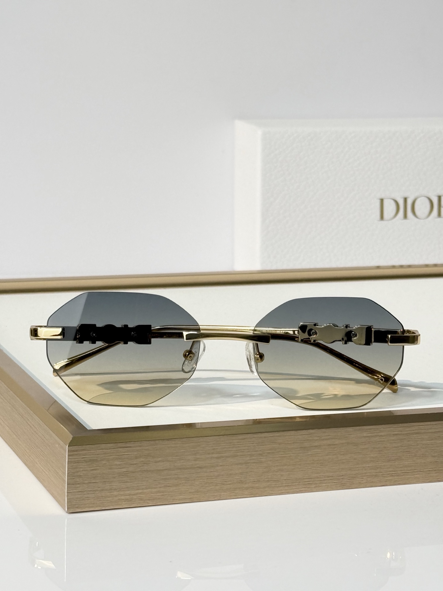 DIOR MODEL: DIORCAT2301M SIZE：57口19-145 