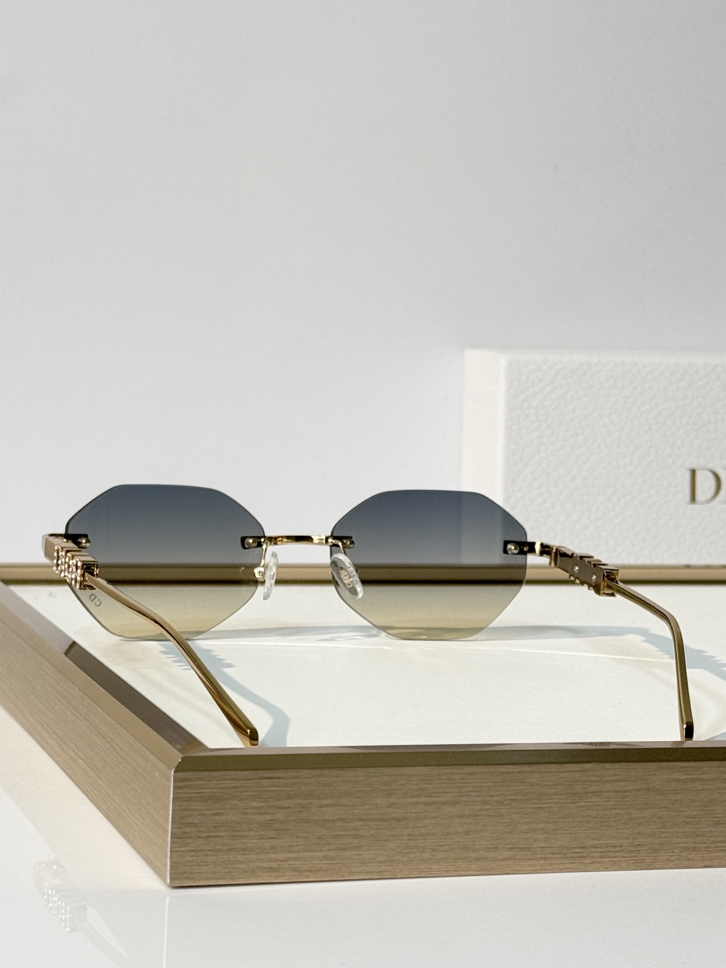 DIOR MODEL: DIORCAT2301M SIZE：57口19-145 