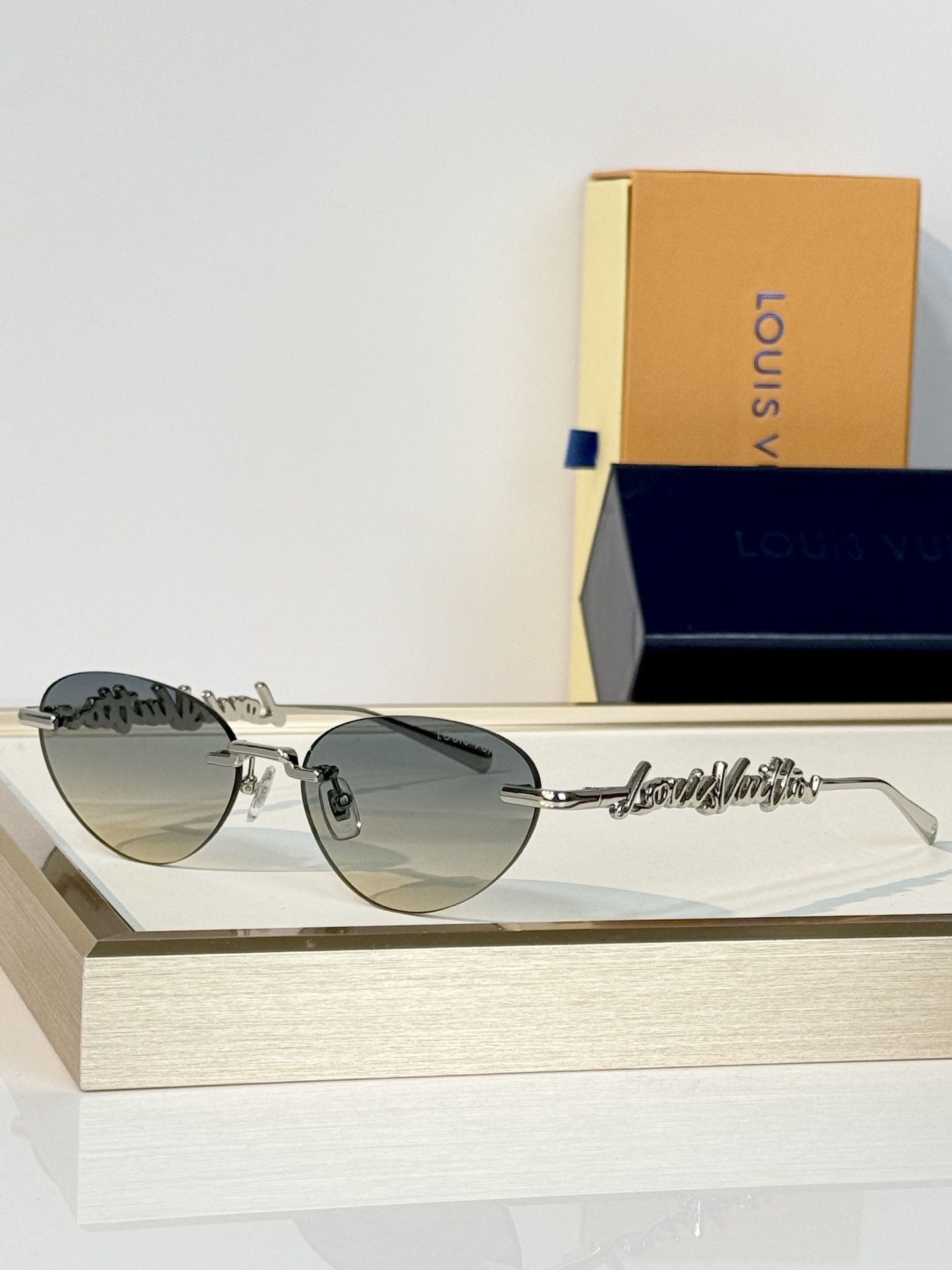 LOUIS VUITTON MODEL：Z7311U SIZE：57口17-145 