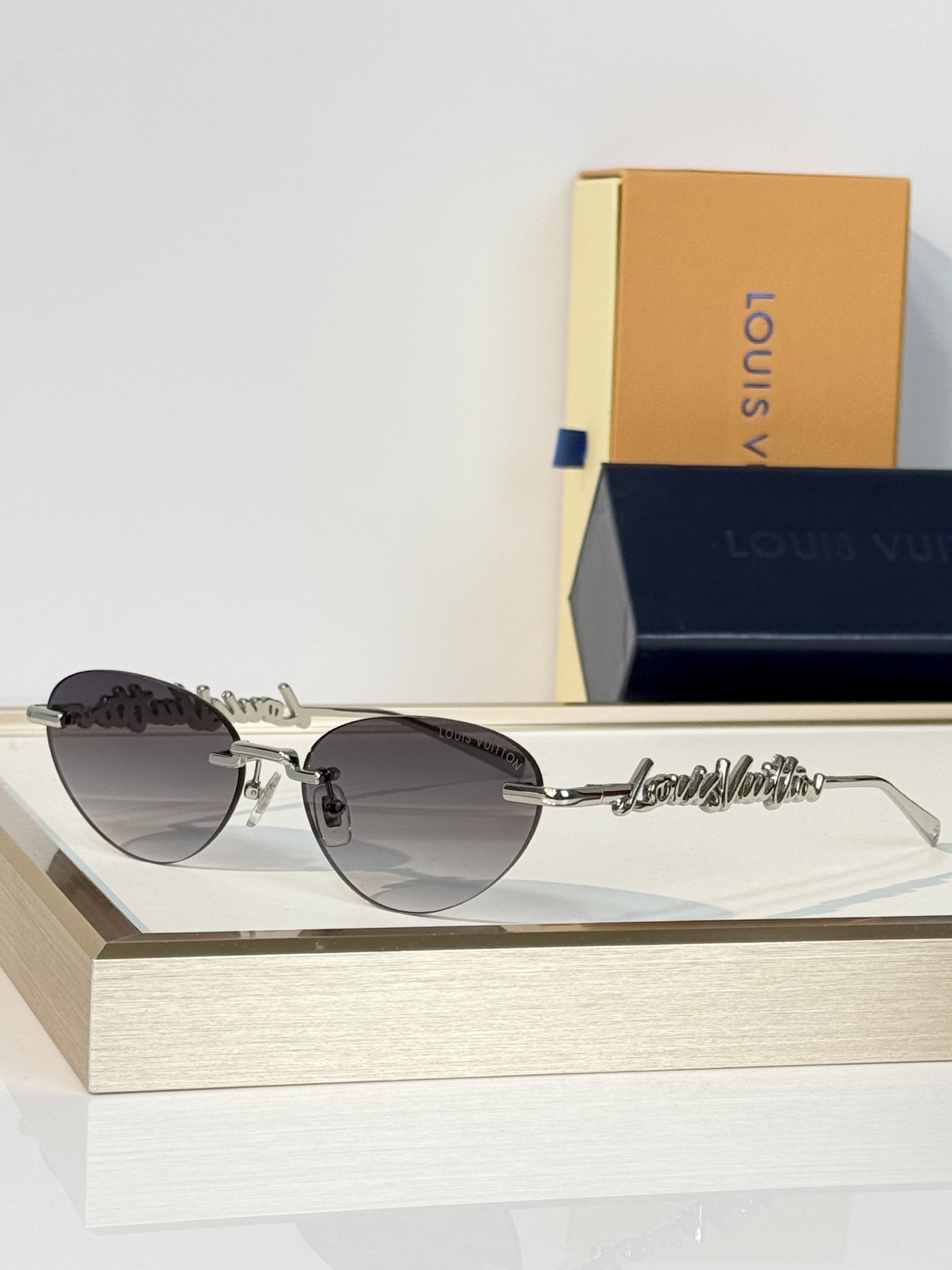 LOUIS VUITTON MODEL：Z7311U SIZE：57口17-145 