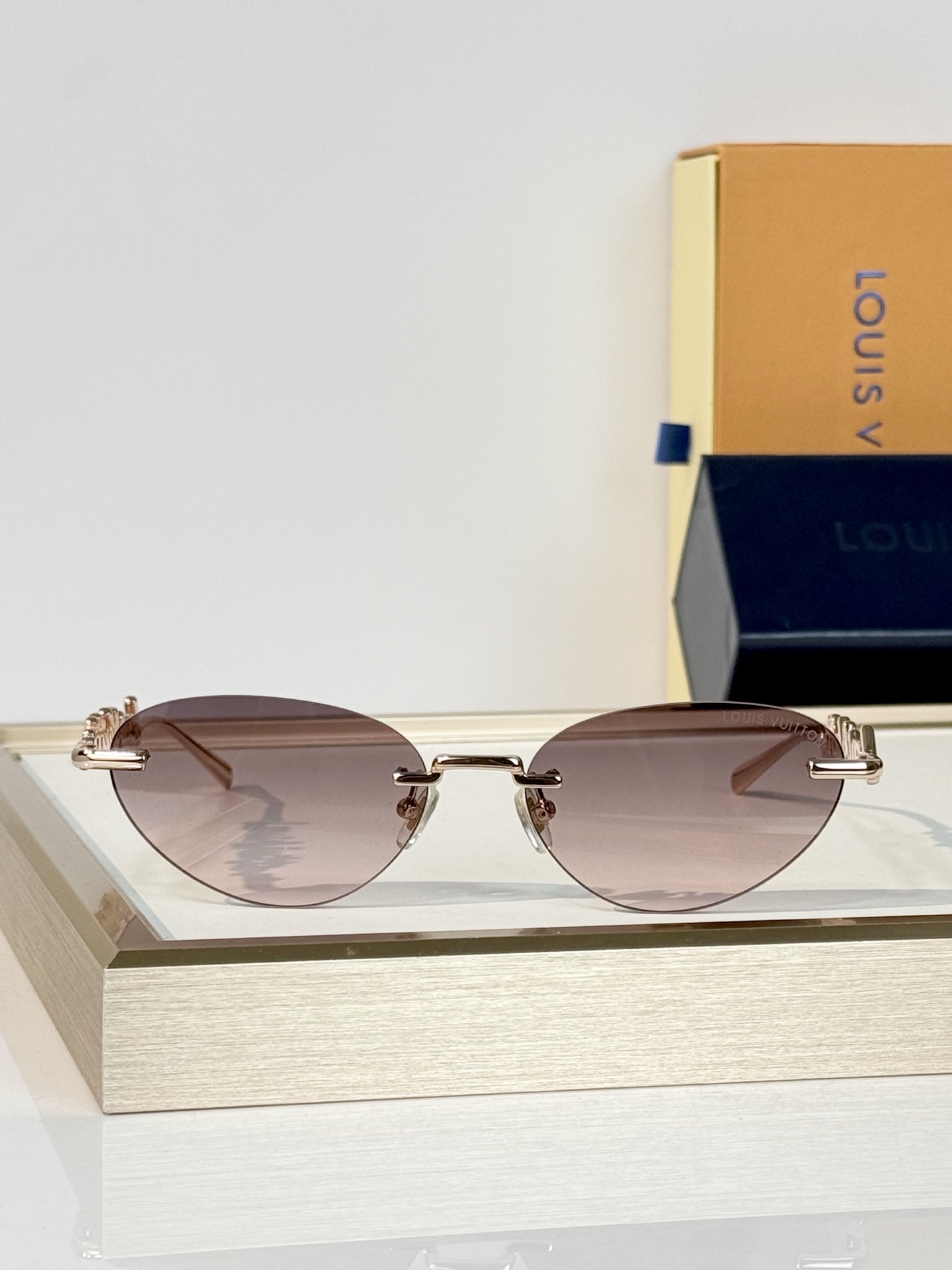 LOUIS VUITTON MODEL：Z7311U SIZE：57口17-145 