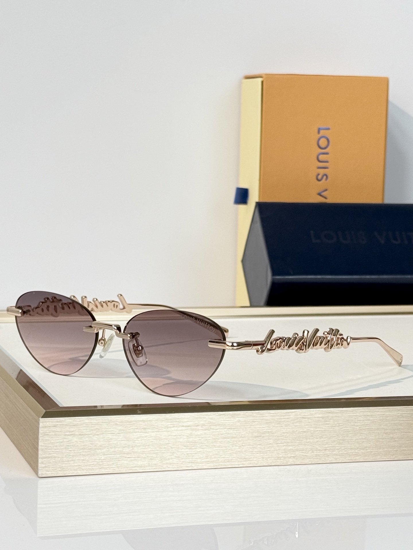 LOUIS VUITTON MODEL：Z7311U SIZE：57口17-145 