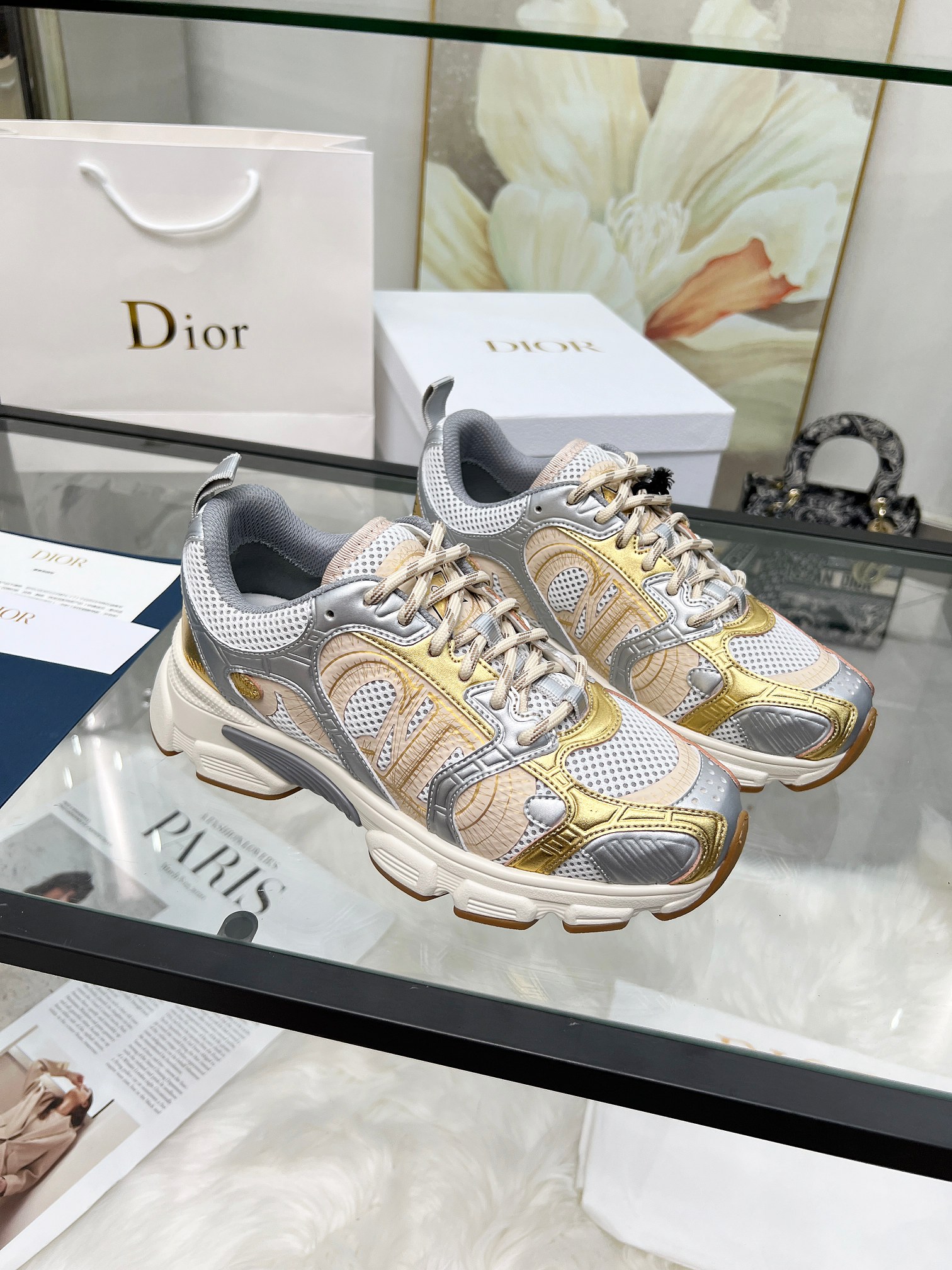 NO:237695,(Men's plus 10) Chrono's new version of sports running shoes for autumn, beige mesh fabric with gold tones and silver leather effect inserts, with computer-printed CD logos on both sides, star patches on the tongue and heel logo, many details show the style. The inner part is matched with the original color mesh, the large body is supported by a low-temperature shaping piece, and is filled with light feather cotton to keep the inner part full and soft. The exclusive mold opening sole adopts an integrated molding process, and does not need to consider the peeling of the sole decorative accessories, and is light and comfortable, sturdy and wear-resistant. The two-color shoelace accessories are exquisitely equipped with high-end trendy casual styles. Size women's model 35-41 men's model 39-46, casual shoes/sports shoes, sneakers19860909（男加10） Chrono 高版本运动跑步鞋 秋季新品,以米色网眼织物搭配金色调和银色皮革效果镶片,两侧饰以电脑打印 CD 标志、鞋舌上的星星补丁和鞋跟标志,诸多细节彰显格调. 内里搭配原版配色网布,大身内部采用低温定型片整体支撑,并填充轻羽棉保持内里饱满柔软贴脚.独家开模大底采用一体成型工艺,不用考虑鞋底装饰配件开胶掉落等问题,且穿着轻盈舒适又坚固耐磨,双色鞋带配饰精致的金属五角星吊坠,时刻打造高端潮流休闲造型. 码数女款 35-41  男款 39-46,休闲鞋/运动鞋,sneakers,Women's Shoes