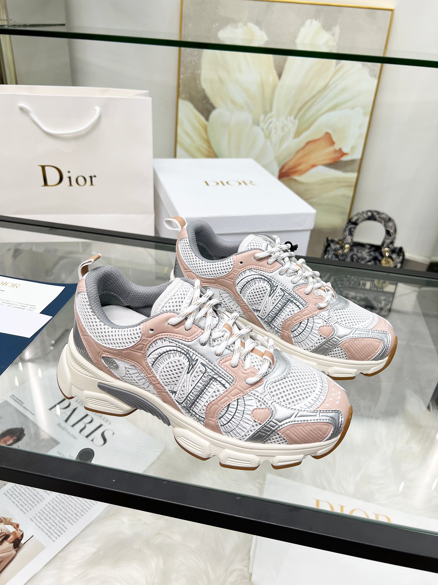 NO:237694,(Men plus 10) Chrono high-version sports running shoes for autumn, white mesh fabric is paired with nude pink tones and silver leather effect inserts, and computer printed CD logos on both sides, star patches on the tongue and heel logo are decorated with many details to highlight the style. The inner part is matched with the original color mesh, and the large body is supported by a low-temperature shaping piece, and is filled with light feather cotton to keep the inner part full and soft and fit on the feet. The exclusive mold opening sole adopts an integrated molding process, and does not need to consider the peeling of the sole decorative accessories, and is light, comfortable, sturdy and wear-resistant. The three-color shoelace accessories are exquisitely equipped with high-end trendy casual styles. Size women's model 35-41 men's model 39-46, casual shoes/sports shoes, sneakers19860909（男加10）Chrono 高版本运动跑步鞋 秋季新品,以白色网眼织物搭配裸粉色调和银色皮革效果镶片,两侧饰以电脑打印 CD 标志、鞋舌上的星星补丁和鞋跟标志,诸多细节彰显格调. 内里搭配原版配色网布,大身内部采用低温定型片整体支撑,并填充轻羽棉保持内里饱满柔软贴脚.独家开模大底采用一体成型工艺,不用考虑鞋底装饰配件开胶掉落等问题,且穿着轻盈舒适又坚固耐磨,三色鞋带配饰精致的金属五角星吊坠,时刻打造高端潮流休闲造型. 码数女款 35-41  男款 39-46,休闲鞋/运动鞋,sneakers,Women's Shoes