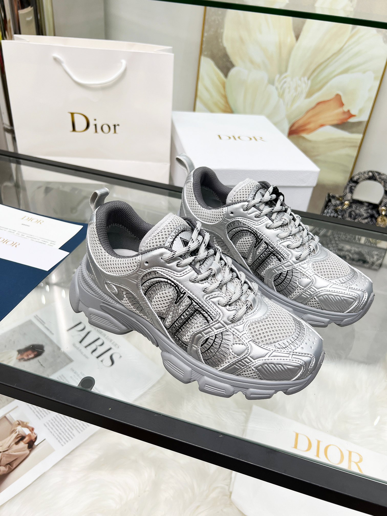 NO:237693,(Men's plus 10) Chrono's new version sports running shoes for autumn, with gray mesh fabric paired with silver tone leather effect inserts, computer-printed CD logos on both sides, star patches on the tongue and heel logo, many details show the style. The inner part is matched with the original color mesh, the large body is supported by a low-temperature shaping piece, and is filled with light feather cotton to keep the inner part full and soft. The exclusive mold opening sole adopts an integrated molding process, and does not need to consider the peeling of the sole decorative accessories, and is light and comfortable, sturdy and wear-resistant. The three-color shoelace accessories are exquisitely equipped with high-end trendy casual styles. The size of women 35-41 men's 39-46, casual shoes/sports shoes, sneakers19860909（男加10） Chrono 高版本运动跑步鞋 秋季新品,以灰色网眼织物搭配银色调皮革效果镶片,两侧饰以电脑打印 CD 标志、鞋舌上的星星补丁和鞋跟标志,诸多细节彰显格调. 内里搭配原版配色网布,大身内部采用低温定型片整体支撑,并填充轻羽棉保持内里饱满柔软贴脚.独家开模大底采用一体成型工艺,不用考虑鞋底装饰配件开胶掉落等问题,且穿着轻盈舒适又坚固耐磨,三色鞋带配饰精致的金属五角星吊坠,时刻打造高端潮流休闲造型. 码数女款 35-41  男款 39-46,休闲鞋/运动鞋,sneakers,Women's Shoes