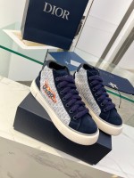 B33 High -Top -Sportschuhe blaue und weiße Wurf -Stoffe mit blauem Hoch -Silk -Anti -Velvet -Cowide 2025 Frühling Neue Produkte, neu interpretieren klassische Tennisschuhe, die stilvolle Silhouette hebt Dicke hervor. Sorgfältig mit grau -weißen Wäschemögen, dekoriert mit oblquer gedrucktem und dem Jahresschlangenstandard. Die Cream White Oblque Muster -Gummi -Sohlen sind mit einem klaren 30 Avenue Montaigne -Logo dekoriert, um den Stil zu verbessern, und verleiht der lässigen Form ein stilvolles Temperament. Nummer: Frauenmodelle 35-40 (34, 41 maßgeschneidert ohne Ersatz) Männlicher Modell 39-45 (38, 46 maßgeschneidert ohne Ersatz) 1 B33 High -Top -Sportschuhe blaue und weiße Wurf -Stoffe mit blauem Hoch -Silk -Anti -Velvet -Cowide 2025 Frühling Neue Produkte, neu interpretieren klassische Tennisschuhe, die stilvolle Silhouette hebt Dicke hervor. Sorgfältig mit grau -weißen Wäschemögen, dekoriert mit oblquer gedrucktem und dem Jahresschlangenstandard. Die Cream White Oblque Muster -Gummi -Sohlen sind mit einem klaren 30 Avenue Montaigne -Logo dekoriert, um den Stil zu verbessern, und verleiht der lässigen Form ein stilvolles Temperament. Nummer: Frauenmodelle 35-40 (34, 41 maßgeschneidert ohne Ersatz) Männlicher Modell 39-45 (38, 46 maßgeschneidert ohne Ersatz)