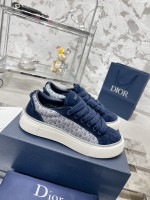Chaussures de sport B33 Tissu de fleur blanc bleu marine avec des chaussures de tennis classiques bleues. Fait soigneusement fait avec des tissus de litière bleu et blanc, décorés d'oblque, associés à des incrustations en cuir moelleux, à une langue d'ajout uniquement pour embellir les panneaux de fleurs, avec des lacets à cheval bleu et des nouilles brunes mat Les semelles en caoutchouc à motif obque blanche crème sont décorées d'un logo clair 30 Avenue Montaigne pour améliorer le style, ajoutant un tempérament élégant à la forme décontractée. Numéro: Modèles féminins 35-40 (34, 41 Modèle sur mesure) Modèle 39-45 (38, 46 sur mesure sans remplacement) 1 Chaussures de sport B33 Tissu de fleur blanc bleu marine avec des chaussures de tennis classiques bleues. Fait soigneusement fait avec des tissus de litière bleu et blanc, décorés d’oblque, associés à des incrustations en cuir moelleux, à une langue d’ajout uniquement pour embellir les panneaux de fleurs, avec des lacets à cheval bleu et des nouilles brunes mat Les semelles en caoutchouc à motif obque blanche crème sont décorées d’un logo clair 30 Avenue Montaigne pour améliorer le style, ajoutant un tempérament élégant à la forme décontractée. Numéro: Modèles féminins 35-40 (34, 41 Modèle sur mesure) Modèle 39-45 (38, 46 sur mesure sans remplacement)
