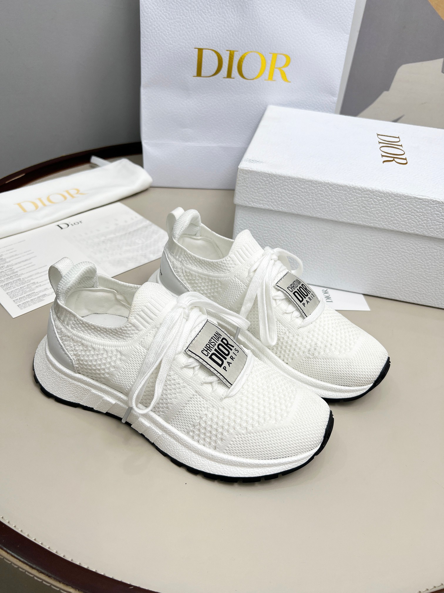 NO:284037,2025 new Run'n mesh flying knit sneakers reinterpret the sporty style with an elegant and fashionable look. The upper is carefully crafted from pure white mesh fabric, and the laces and heels are decorated with the Christian Dior Paris logo. The exquisite two-color sole is light and soft, which can add a high-order temperament to all kinds of casual looks. The upper is original mold-opening flying knit fabric breathable and comfortable inner footbed mesh fabric/reverse velvet sheepskin sole TPU absorbent film and anti-slip outsole Size couple model 35-45.,,dior,sneakers,sheepskin198609092025新款Run'n网眼飞织运动鞋 以优雅时尚的造型重新演绎运动风格.鞋面采用纯白色网眼织物精心制作,鞋带和鞋跟饰以Christian Dior Paris标志.精致的双色鞋底轻盈柔软,可为各式休闲造型增添高订气质. 鞋面原版开模飞织面料 透气舒适 内里垫脚网眼织物/反绒羊皮 鞋底TPU吸膜防滑大底 码数情侣款35-45.,,dior,sneakers,sheepskin,Men's shoes