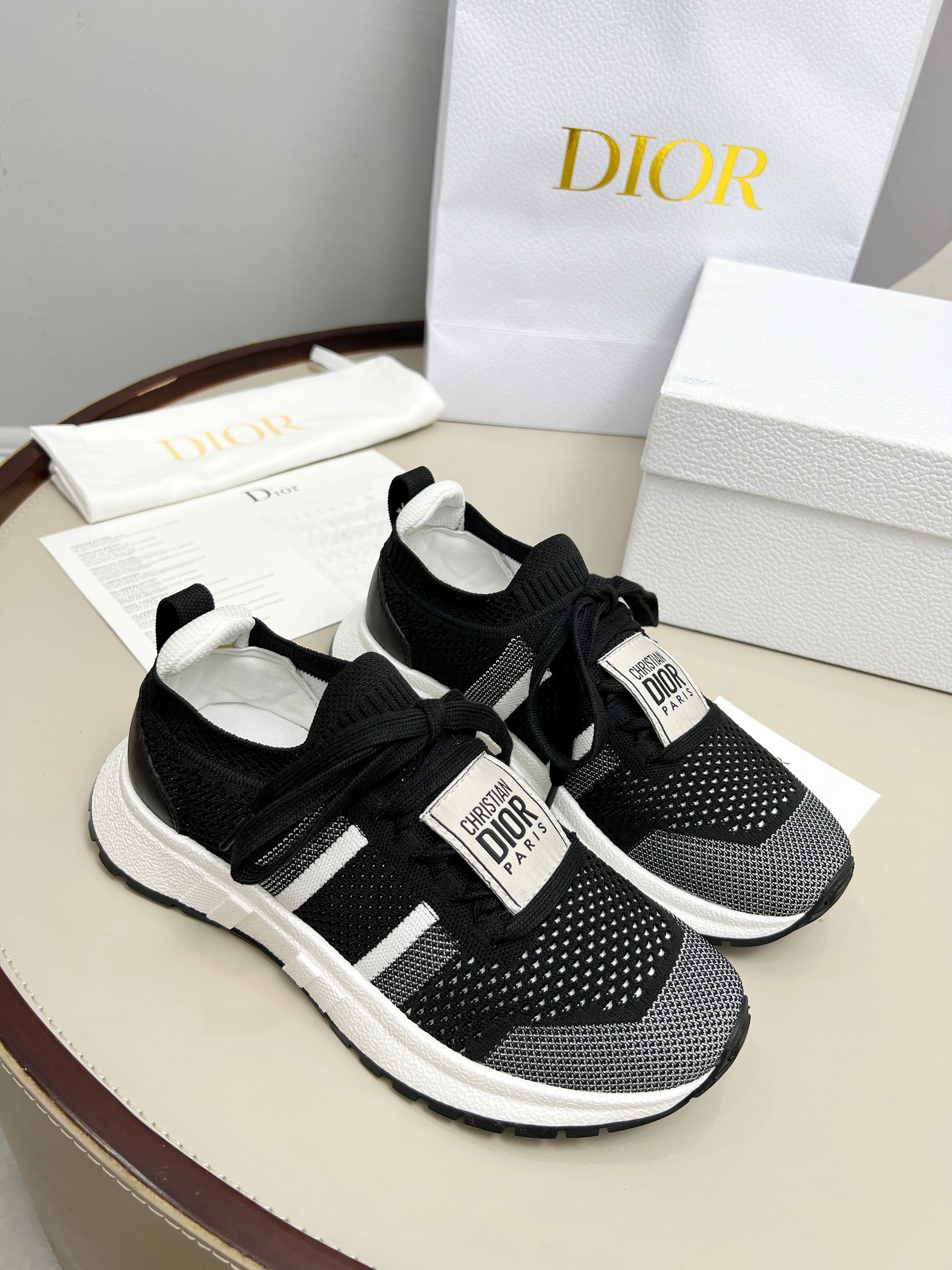 NO:284032,2025 new Run'n mesh flying knit sneakers reinterpret the sporty style with an elegant and fashionable look. The upper is carefully crafted with pure black mesh fabric, and the laces and heels are decorated with the Christian Dior Paris logo. The exquisite two-color sole is light and soft, which can add a high-order temperament to all kinds of casual looks. The upper is original mold-opening flying knit fabric breathable and comfortable inner footbed mesh fabric/reverse velvet sheepskin sole TPU absorbent film and anti-slip outsole Size couple model 35-45.,,dior,sneakers,sheepskin198609092025新款Run'n网眼飞织运动鞋 以优雅时尚的造型重新演绎运动风格.鞋面采用纯黑网眼织物精心制作,鞋带和鞋跟饰以Christian Dior Paris标志.精致的双色鞋底轻盈柔软,可为各式休闲造型增添高订气质. 鞋面原版开模飞织面料 透气舒适 内里垫脚网眼织物/反绒羊皮 鞋底TPU吸膜防滑大底 码数情侣款35-45.,,dior,sneakers,sheepskin,Men's shoes