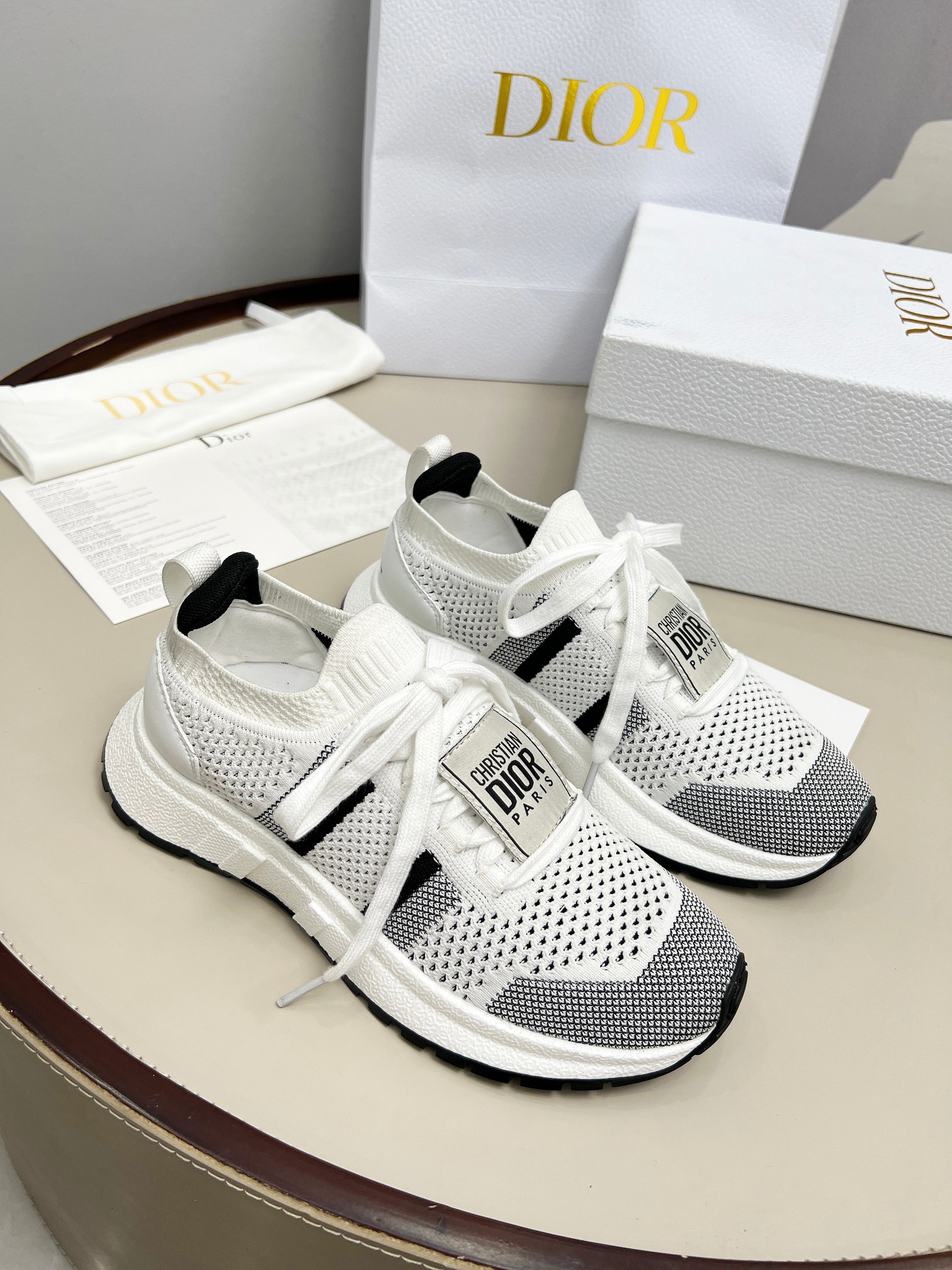 NO:284028,2025 new Run'n mesh flying knit sneakers reinterpret the sporty style with an elegant and fashionable look. The upper is carefully crafted with gray mesh fabric, and the laces and heels are decorated with the Christian Dior Paris logo. The exquisite two-color sole is light and soft, which can add a high-order temperament to all kinds of casual looks. The upper is original mold-opening flying knit fabric breathable and comfortable inner footbed mesh fabric/reverse velvet sheepskin sole TPU absorbent film and anti-slip outsole Size couple model 35-45.,,dior,sneakers,sheepskin198609092025新款Run'n网眼飞织运动鞋 以优雅时尚的造型重新演绎运动风格.鞋面采用灰色网眼织物精心制作,鞋带和鞋跟饰以Christian Dior Paris标志.精致的双色鞋底轻盈柔软,可为各式休闲造型增添高订气质. 鞋面原版开模飞织面料 透气舒适 内里垫脚网眼织物/反绒羊皮 鞋底TPU吸膜防滑大底 码数情侣款35-45.,,dior,sneakers,sheepskin,Men's shoes