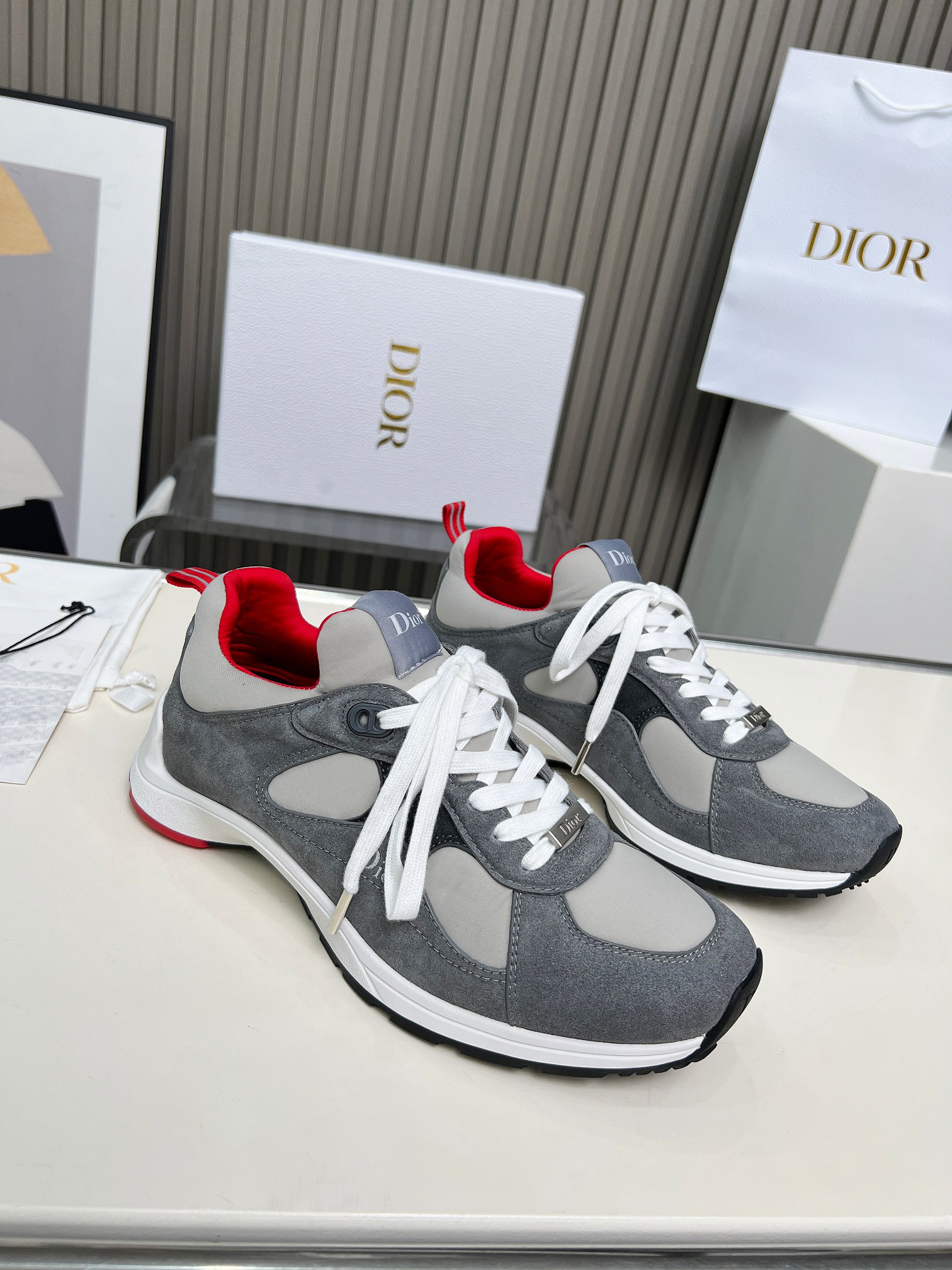 NO:557280,Dior Dior's latest Star series dad shoes. This sneaker is a new product for autumn 2025. It enriches the classic series with fashionable retro style. Carefully crafted, it can be matched with casual styles all year round to comply with the trend of the retro market.  Shoes-style shoes are made of ultra-soft cow suede and Lycra mesh cloth materials to form a shoe body. The interior is made of brightly colored high-elastic materials, which feel wrapped and comfortable. The shoelaces are decorated with high-quality hardware logo plates, and the multiple lines on the shoe body are outlined with details that are full of three-dimensionality, adding a fashionable temperament to the casual look!  ,,dior,dior,sneakers19860909Dior迪奥最新款Star系列老爹鞋 这款运动鞋是2025秋季新品,以时髦复古风格丰富经典系列.精心制作,可全年与休闲造型搭配顺应复古市场的趋势的 Dad Shoes风格鞋款鞋,采用超柔软牛反绒面和莱卡网眼布面材质拼接成鞋身,内里采用鲜艳配色的高弹力材料,脚感包裹又舒适.鞋带装饰高级质感的五金logo铭牌,鞋身多处线条勾勒细节立体感十足,为休闲造型增添时尚气质！,,dior,dior,sneakers,Men's shoes
