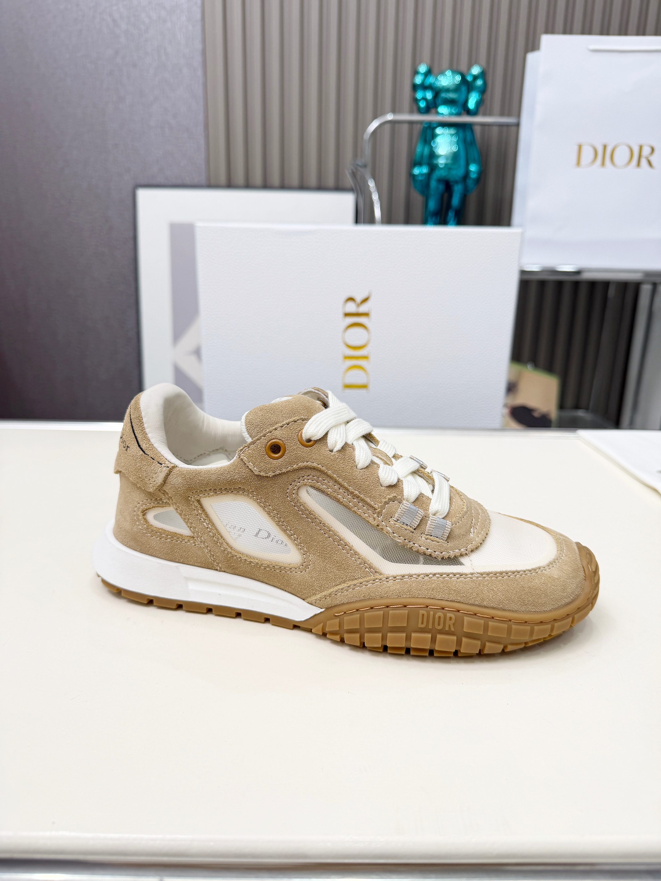 NO:730183,Real price high version Dior Tech sneakers  The new products of the 2026 early spring series are matched with fashionable details to highlight the retro aesthetics. The gun-colored cowhide upper is spliced with the side of transparent mesh fabric, and the upper window edge is laminated with high-frequency flat ironing and counter-pressure. It replicates the original process, which is beautiful, comfortable and does not fall off. The interior is made of sheep lining of the same color, which is soft and comfortable. The heel and tongue are embellished with the Paris logo. The textured TPU sole with the same color logo. The high version is exquisitely packaged, adding a high-end style.  Code number 35-46,,dior,dior,sneakers,cowhide19860909实价 高版本 迪奥Dior Tech运动鞋 2026早春系列新品,搭配时尚细节,彰显复古美学.枪色牛皮鞋面与透明网眼织物侧面拼接,鞋面窗口引边采用高周波平烫反压贴合,复刻原版工艺,美观舒适不脱落.内里采用同色调羊里全包柔软舒适,后跟和鞋舌点缀以Paris标志,富有纹理的TPU同色调标志鞋底,高版本精美全套包装,增添高订风范. 码数35-46,,dior,dior,sneakers,cowhide,Men's shoes