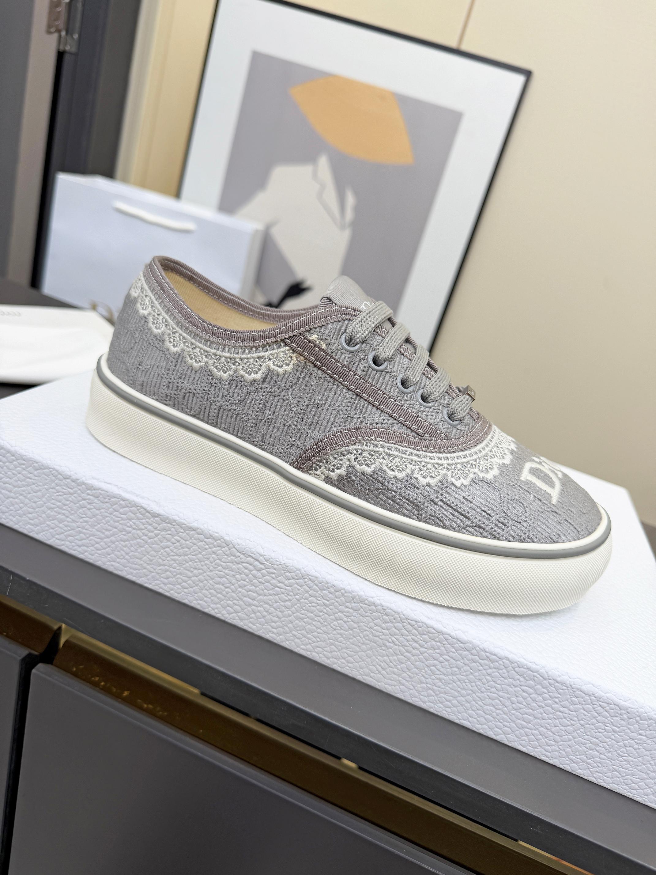 NO:851543,No profit at real price!  Dior Saltwind sneakers are made of dark gray cotton blend fabric decorated with Oblique embroidery, embellished with white lace to enhance the style, with round toe and grosgrain topstitch details, unique, light and comfortable style, Dior's new classic item. Can be matched with various men's or women's styles, showing a fashionable and simple style. The main body is cotton, technical fabric!  Size 35-40! 41 custom-made, lining technical fabric, tongue decorated with Dior logo patch, cotton lace closure and metal hardware decorated with Dior logo, insole decorated with Dior logo, outsole decorated with Dior logo patch and cannage pattern splicing structure,,dior,sneakers19860909实价不让利！Dior Saltwind 运动鞋 深灰色棉质混纺面料饰以 Oblique 刺绣,点缀以白色蕾丝提升格调,搭配圆形鞋头和罗缎缉面线细节,别具一格,款式轻盈舒适,是 Dior 的全新经典单品.可与各式男装或女装造型搭配,彰显时尚简约的风范. 主体棉,科技面料！码数35-40！41定做 里料科技面料 鞋舌饰以 Dior 标志补丁 棉质鞋带开合和饰以 Dior 标志的金属配件 内底饰以 Dior 标志 外底饰以 Dior 标志补丁和藤格纹图案拼接结构,,dior,sneakers,Men's shoes