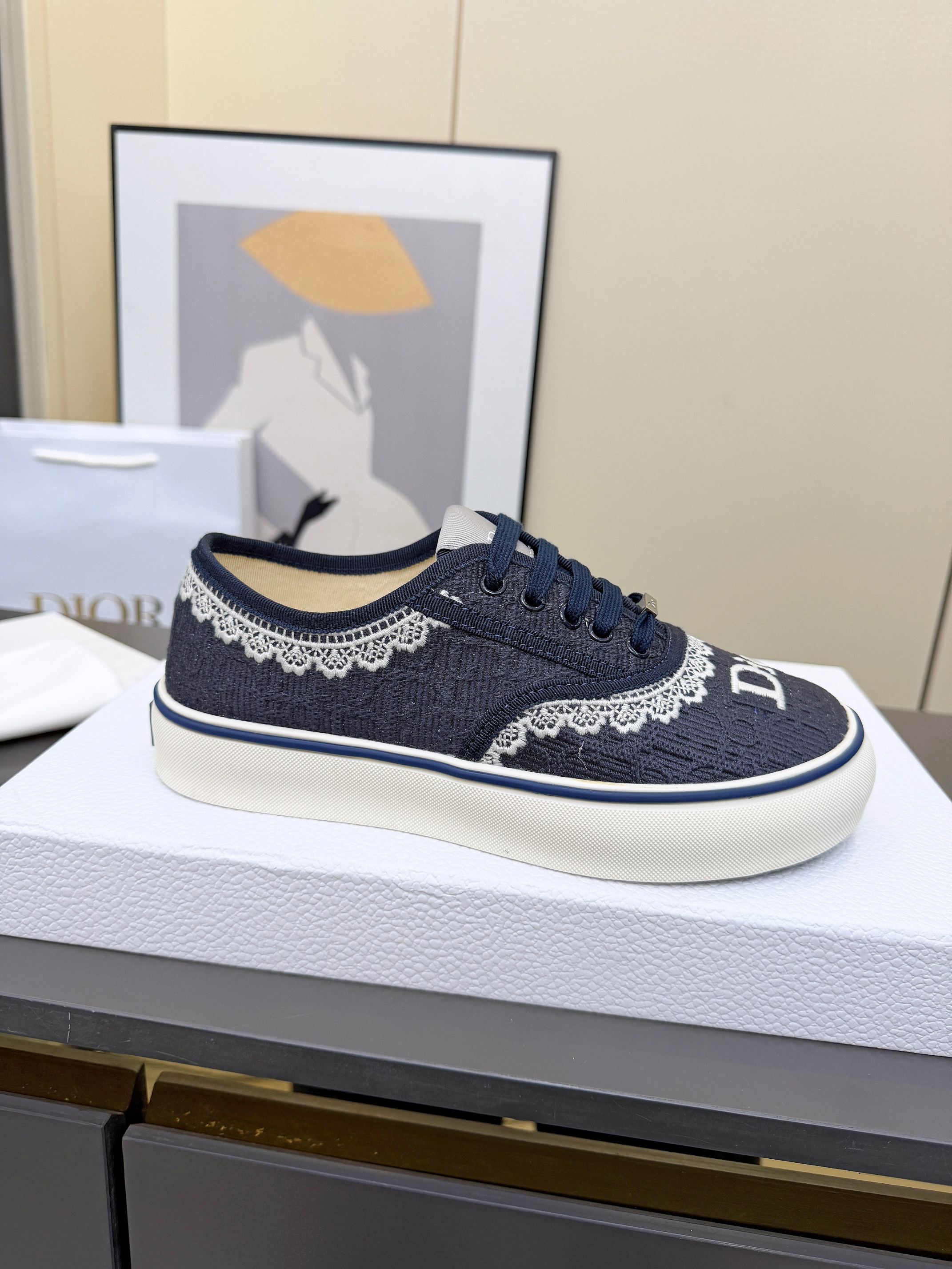 NO:851926,Dior Saltwind Sneakers Light beige cotton blend fabric decorated with Oblique embroidery, embellished with white lace to enhance the style, with round toe and grosgrain topstitch details, unique, light and comfortable style, is Dior's new classic item. Can be matched with various men's or women's styles, showing a fashionable and simple style. Main body cotton, technical fabric Lining technical fabric Tongue decorated with Dior logo patch Cotton lace closure and decorated with Dior  Logo hardware, Dior logo on the insole, Dior logo patch and cannage pattern patchwork on the outsole,,dior,sneakers19860909Dior Saltwind 运动鞋 浅米色棉质混纺面料饰以 Oblique 刺绣,点缀以白色蕾丝提升格调,搭配圆形鞋头和罗缎缉面线细节,别具一格,款式轻盈舒适,是 Dior 的全新经典单品.可与各式男装或女装造型搭配,彰显时尚简约的风范. 主体棉,科技面料 里料科技面料 鞋舌饰以 Dior 标志补丁 棉质鞋带开合和饰以 Dior 标志的金属配件 内底饰以 Dior 标志 外底饰以 Dior 标志补丁和藤格纹图案拼接结构,,dior,sneakers,Men's shoes