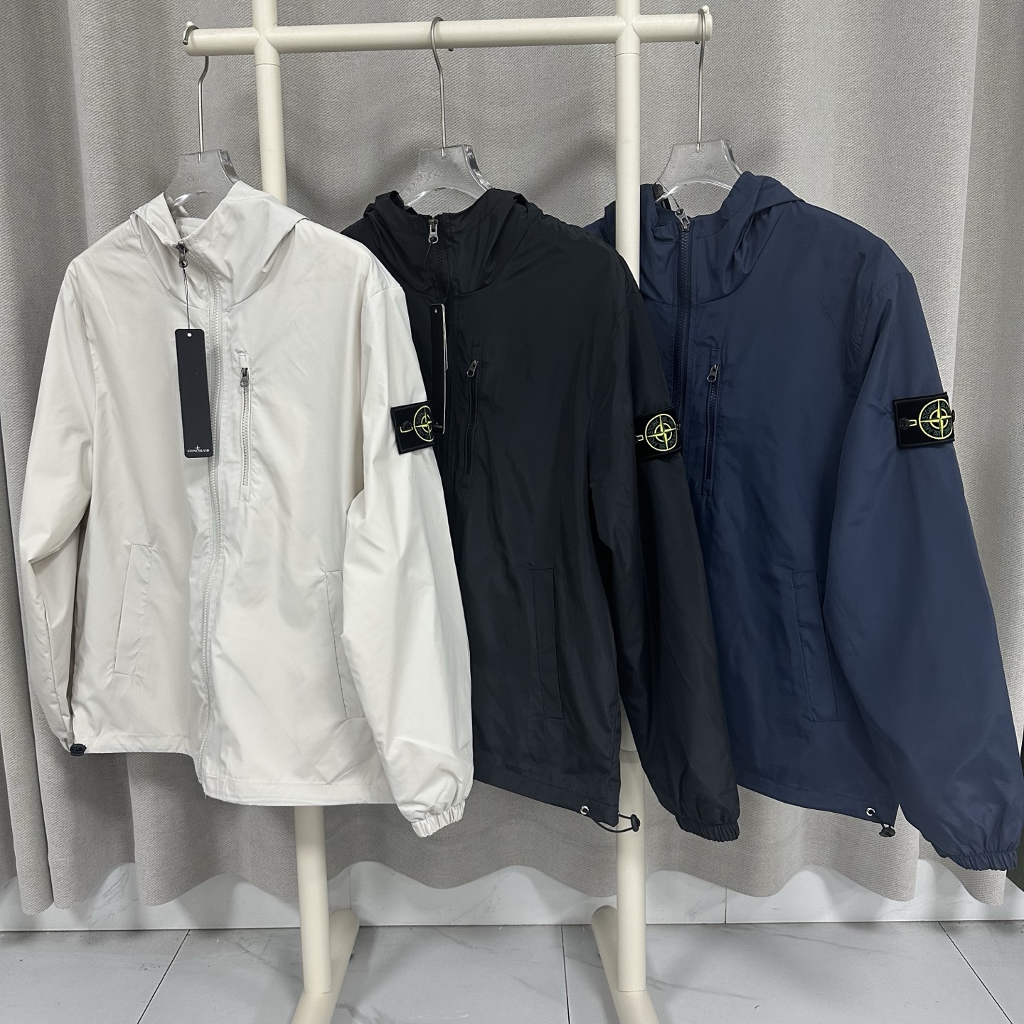Stone Island Sunscreen in Cyan, Black, and Retro-White for Section FZ304. - 图片 2