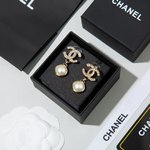 mirror quality
 Chanel Jewelry Earring Set With Diamonds