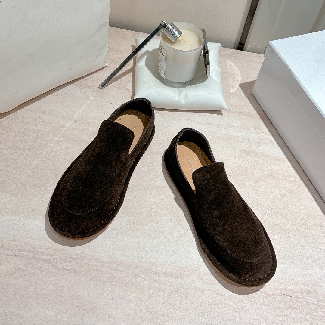 NO:439584,Maison Margiela 25ss latest couple loafers lazy shoes classic one-legged design easy to wear and take off without being tied. Or Niujing leather fabric. I can't bear to take off when I put it on. Upper: Niujing inner sheepskin footbed cowhide genuine leather outsole Size: 35-39 40-44 (for women 40 men 45 custom made) with original consistent packaging, loafers, masion margiela, loafers, cowhide, sheepskin, Leather soles19860909Maison Margiela马吉拉25ss 最新款情侣乐福鞋懒人鞋 经典一脚蹬设计 不受系带束缚易穿易脱 还是牛京皮面料 穿上就舍不得脱下 鞋面:牛京 内里羊皮 垫脚牛皮 真皮大底 码数:35-39 40-44(女40男45定做) 配原版一致包装,乐福鞋,masion margiela,loafers,cowhide,sheepskin,Leather soles,Women's Shoes
