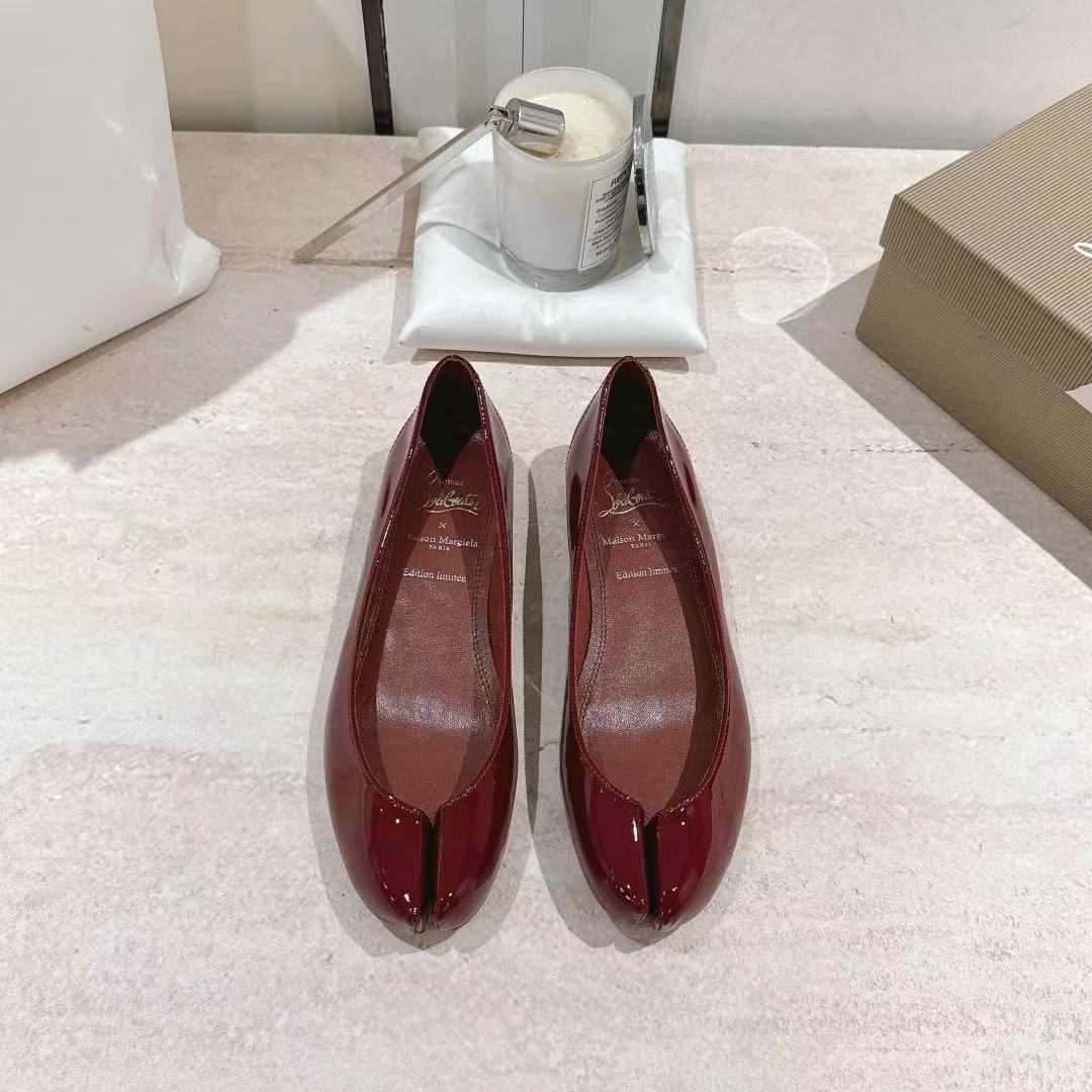 NO:257325,CL x Maison margiel* 25SS split-toe flat shoes Maison Margiela and Christian Louboutin launch their first joint shoe series. The new collaboration is centered on two intertwined design concepts, showing fashion designer John Galliano and shoe master Christian Louboutin’s unique creative language shoe styles cleverly integrate the design genes of the two major brands, presenting unique styles and commonalities. Maison Margiela’s iconic Tabi  The three shoes are decorated with the designer's classic red sole, and the classic toe design is reinterpreted with its exquisite craftsmanship and spliced ​​by two independent materials, rather than the traditional toe cutting process, giving the shoe an elegant heart-shaped outline, just like the female clavicle lines. This design cleverly echoes the 