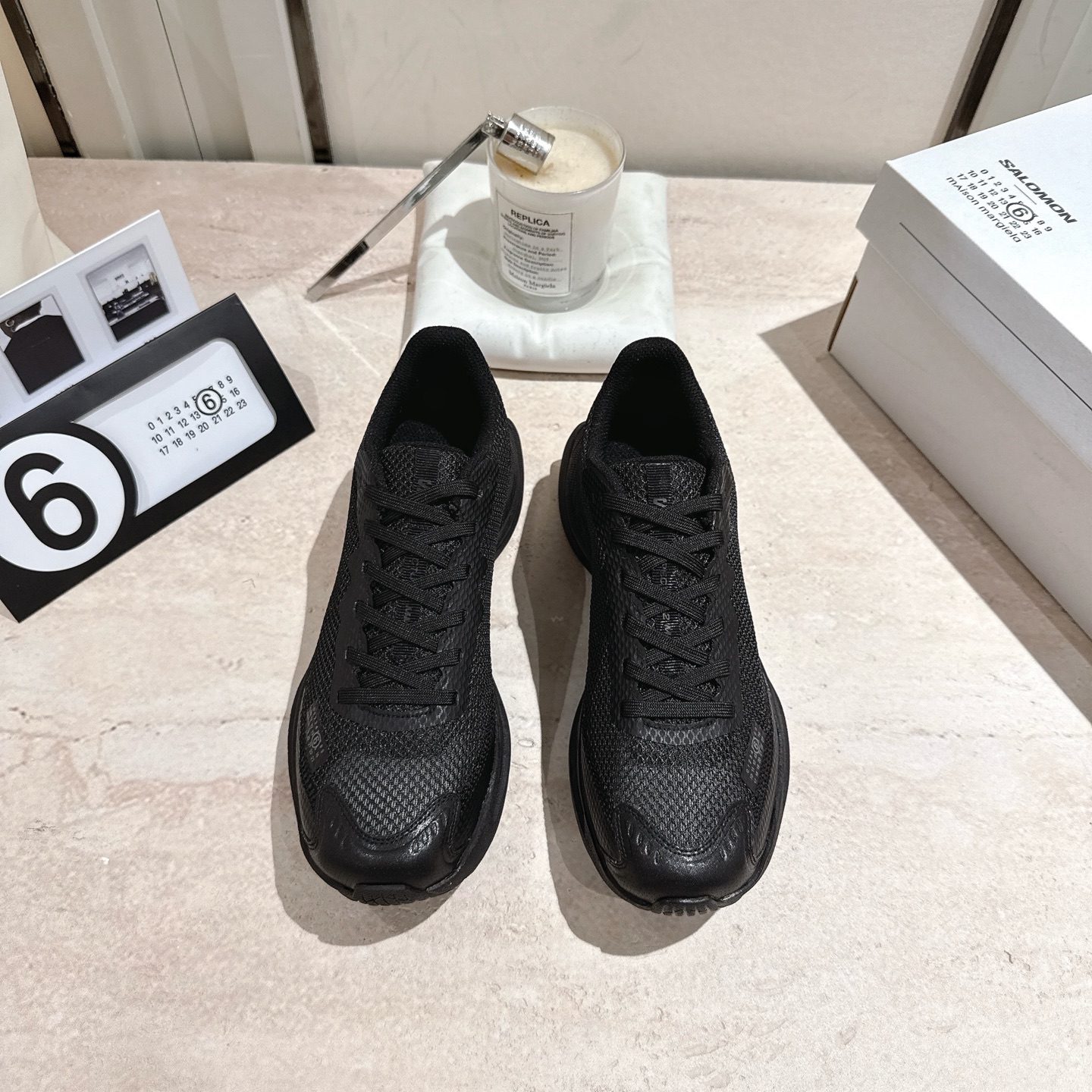 NO:392748,MM6 x SALOMON - Spectur 2 is the 2025 spring and summer series shoe style cooperation between MM6 Maison Margiela and SALOMON. It is based on the road running shoes Spectur 2. The upper is made of large hole mesh material with the same color pressing glue and cut sheet. The side of the shoe has both brand logos, covering polyester fiber, polyurethane, rubber, etc.; it is equipped with full-length carbon fiber board Energy Blade and Energy Foam cushioning system, with thick and widening rear palm, which has both propulsion, cushioning rebound and stability. Women's size 35-40, men's 40-45. Original foamed sole, light and comfortable., casual shoes/sports shoes, masion margiela, sneakers19860909MM6 x SALOMON - Spectur 2是MM6 Maison Margiela与SALOMON合作的2025春夏系列鞋款,以公路跑鞋Spectur 2为基础,鞋面采用大孔网眼材质搭配同色系压胶与裁片,鞋侧有双方品牌标识,材质涵盖聚酯纤维、聚氨酯、橡胶等；它搭载全长碳纤维板Energy Blade与Energy Foam缓震系统,后掌加厚加宽,兼具推进力、缓震回弹与稳定性. 女码35-40、男40-45.原版发泡大底、轻便又舒适.,休闲鞋/运动鞋,masion margiela,sneakers,Women's Shoes