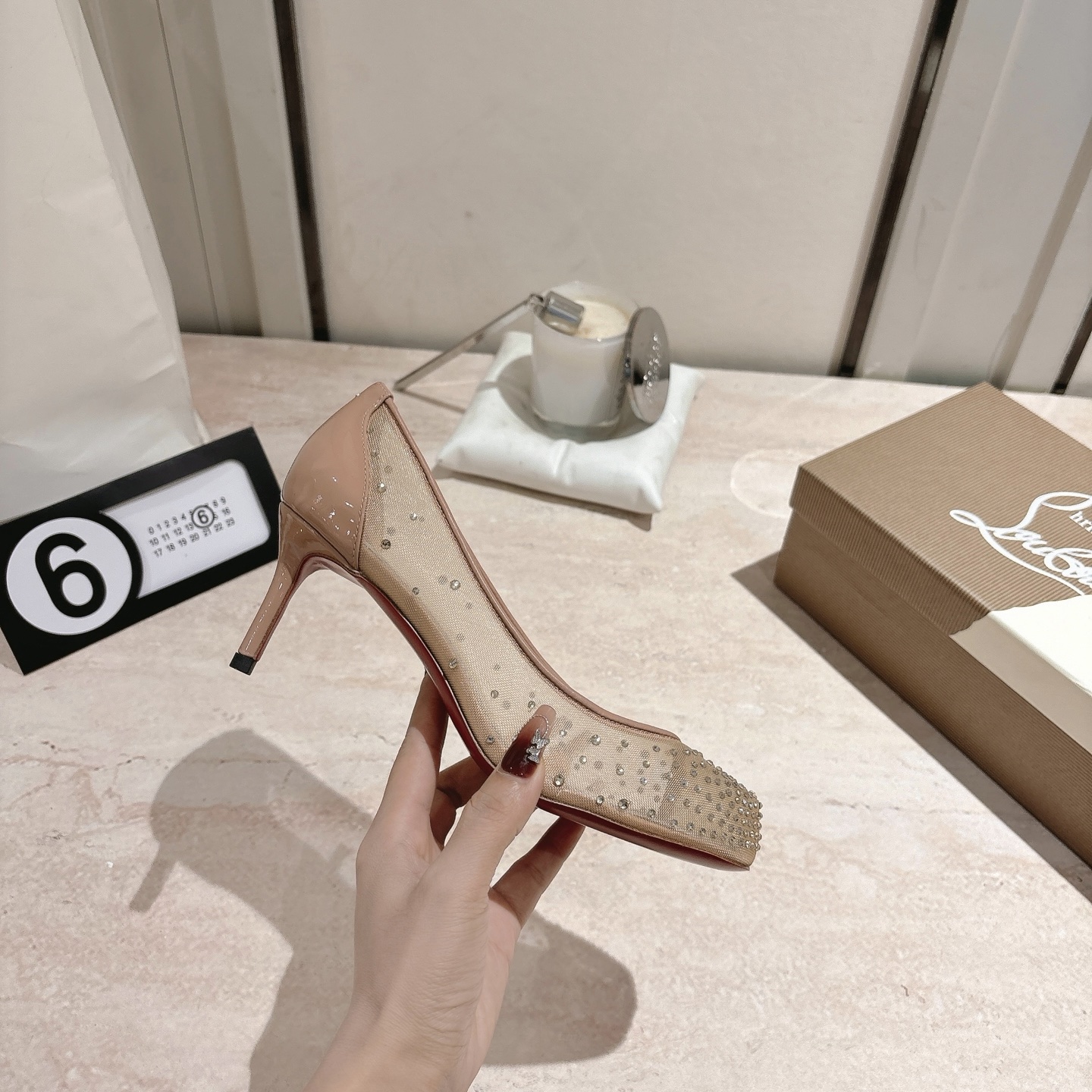 NO:406247,CL x Maison margiel* 25SS split-toe high heel (6.5 cm) single shoe Maison Margiela and Christian Louboutin launch their first joint shoe series. The new collaboration is centered on two intertwined design concepts, showing fashion designer John Galliano and shoe master Christian Louboutin’s unique creative language. Shoes, cleverly blend the design genes of the two major brands, presenting unique styles and commonalities. Maison Margiela’s iconic Tabi  The three shoes are decorated with the designer's classic red sole, and the classic toe design is reinterpreted with its exquisite craftsmanship and spliced ​​by two independent materials, rather than the traditional toe cutting process, giving the shoe an elegant heart-shaped outline, just like the female clavicle lines. This design cleverly echoes the 'unconscious charm' concept advocated by Maison Margiela - those charming images deeply embedded in the collective subconscious, injecting a subtle and implicit sexy temperament into the classic Tabi shoes. The joint feast of Maison CL, which subverts fashion, has ushered in an epic collision again!  The joint series between Maison Margiela and CL was officially launched, instantly igniting the enthusiasm of global trend enthusiasts!  This cross-border cooperation is not only a perfect fusion of fashion and music, but also a subversive attempt to break the convention and reshape the classics. Every item of Majira's co-branded CL is full of bold design and unique artistic sense. From a deconstructive jacket to a futuristic accessories, every detail highlights Majira's avant-garde aesthetics and CL's personality attitude. Whether it is street style or high-end style, this series can satisfy all your imagination of fashion!  Upper cow patent leather/mesh sand, heel height 6.5 cm, footbed sheepskin, outsole original leather outsole, size 35~41 (40.41 custom-made, non-return and exchange), split-toed shoes, high heels, masion margiela, high heels, jackets & coats, sheepskin, Leather soles19860909CL x Maison margiel* 25SS分趾高跟（6.5公分）单鞋 Maison Margiela 与 Christian Louboutin 推出首个联名鞋履系列 全新合作以两种互相交融的设计理念为核 心,展现了时装设计师 John Galliano 与鞋履大师 Christian Louboutin 别具一格的创意语言 鞋款,巧妙融合了两大品牌的设计基因,呈现出独特风格与共通之处. Maison Margiela 标志性的 Tabi 分趾鞋.三款鞋履均饰以设计师经典的红底,以其精湛工艺重新诠释经典分趾设计通过两块独立材质拼接而成,而非传统的分趾切割工艺,赋予鞋款优雅的心形轮廓,宛如女性的锁骨线条.此设计巧妙呼应了 Maison Margiela 推崇的”无意识魅力”理念——那些深植于集体潜意识中的迷人意象,为经典 Tabi 鞋款注入了微妙而含蓄的性感气质. 马吉拉联名CL颠覆时尚的联名盛宴时尚圈又迎来了一次史诗级的碰撞！Maison Margiela与CL的联名系列正式登场,瞬间点燃全球潮流爱好者的热情！这场跨界合作不仅是时尚与音乐的完美融合,更是打破常规、重塑经典的颠覆性尝试. 马吉拉联名CL 的每一件单品都充满了大胆的设计与独特的艺术感,从解构主义的外套到未来感十足的配饰,每一处细节都彰显着马吉拉的前卫美学与CL的个性态度.无论是街头风还是高定范儿,这个系列都能满足你对时尚的所有想象！ 鞋面牛漆皮/网沙 跟高6.5公分 垫脚羊皮 大底原版真皮大底 码数35~41码（40.41定制不退换）,分趾鞋高跟鞋,masion margiela,high heels,jackets & coats,sheepskin,Leather soles,Women's Shoes