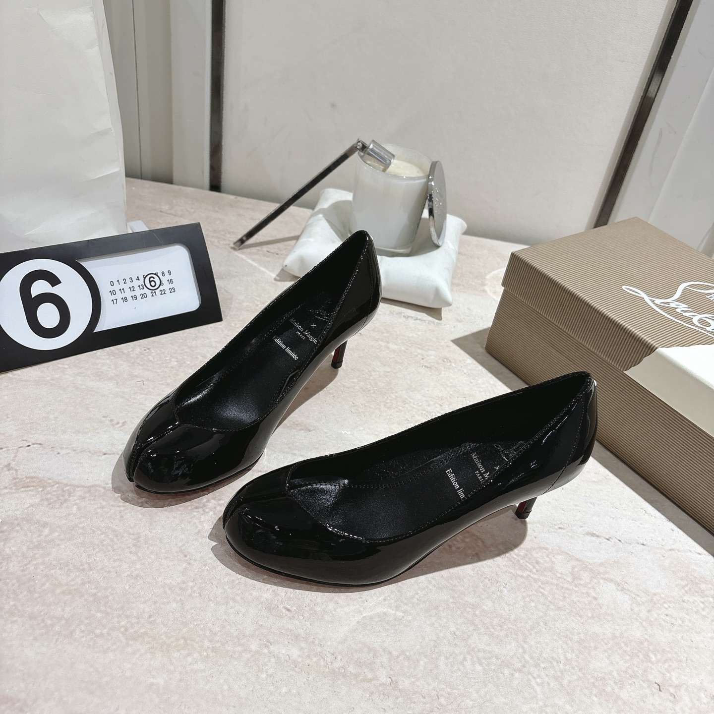 NO:392752,CL x Maison margiel* 25SS split-toe high heel (6.5 cm) single shoe Maison Margiela and Christian Louboutin launch their first joint shoe series. The new collaboration is centered on two intertwined design concepts, showing fashion designer John Galliano and shoe master Christian Louboutin’s unique creative language. Shoes, cleverly blend the design genes of the two major brands, presenting unique styles and commonalities. Maison Margiela’s iconic Tabi  The three shoes are decorated with the designer's classic red sole, and the classic toe design is reinterpreted with its exquisite craftsmanship and spliced ​​by two independent materials, rather than the traditional toe cutting process, giving the shoe an elegant heart-shaped outline, just like the female clavicle lines. This design cleverly echoes the 'unconscious charm' concept advocated by Maison Margiela - those charming images deeply embedded in the collective subconscious, injecting a subtle and implicit sexy temperament into the classic Tabi shoes. The joint feast of Maison CL, which subverts fashion, has ushered in an epic collision again!  The joint series between Maison Margiela and CL was officially launched, instantly igniting the enthusiasm of global trend enthusiasts!  This cross-border cooperation is not only a perfect fusion of fashion and music, but also a subversive attempt to break the convention and reshape the classics. Every item of Majira's co-branded CL is full of bold design and unique artistic sense. From a deconstructive jacket to a futuristic accessories, every detail highlights Majira's avant-garde aesthetics and CL's personality attitude. Whether it is street style or high-end style, this series can satisfy all your imagination of fashion!  Upper cow patent leather/mesh sand, heel height 6.5 cm, footbed sheepskin, outsole original leather outsole, size 35~41 (40.41 custom-made, non-return and exchange), split-toed shoes, high heels, masion margiela, high heels, jackets & coats, sheepskin, Leather soles19860909CL x Maison margiel* 25SS分趾高跟（6.5公分）单鞋 Maison Margiela 与 Christian Louboutin 推出首个联名鞋履系列 全新合作以两种互相交融的设计理念为核 心,展现了时装设计师 John Galliano 与鞋履大师 Christian Louboutin 别具一格的创意语言 鞋款,巧妙融合了两大品牌的设计基因,呈现出独特风格与共通之处. Maison Margiela 标志性的 Tabi 分趾鞋.三款鞋履均饰以设计师经典的红底,以其精湛工艺重新诠释经典分趾设计通过两块独立材质拼接而成,而非传统的分趾切割工艺,赋予鞋款优雅的心形轮廓,宛如女性的锁骨线条.此设计巧妙呼应了 Maison Margiela 推崇的”无意识魅力”理念——那些深植于集体潜意识中的迷人意象,为经典 Tabi 鞋款注入了微妙而含蓄的性感气质. 马吉拉联名CL颠覆时尚的联名盛宴时尚圈又迎来了一次史诗级的碰撞！Maison Margiela与CL的联名系列正式登场,瞬间点燃全球潮流爱好者的热情！这场跨界合作不仅是时尚与音乐的完美融合,更是打破常规、重塑经典的颠覆性尝试. 马吉拉联名CL 的每一件单品都充满了大胆的设计与独特的艺术感,从解构主义的外套到未来感十足的配饰,每一处细节都彰显着马吉拉的前卫美学与CL的个性态度.无论是街头风还是高定范儿,这个系列都能满足你对时尚的所有想象！ 鞋面牛漆皮/网沙 跟高6.5公分 垫脚羊皮 大底原版真皮大底 码数35~41码（40.41定制不退换）,分趾鞋高跟鞋,masion margiela,high heels,jackets & coats,sheepskin,Leather soles,Women's Shoes