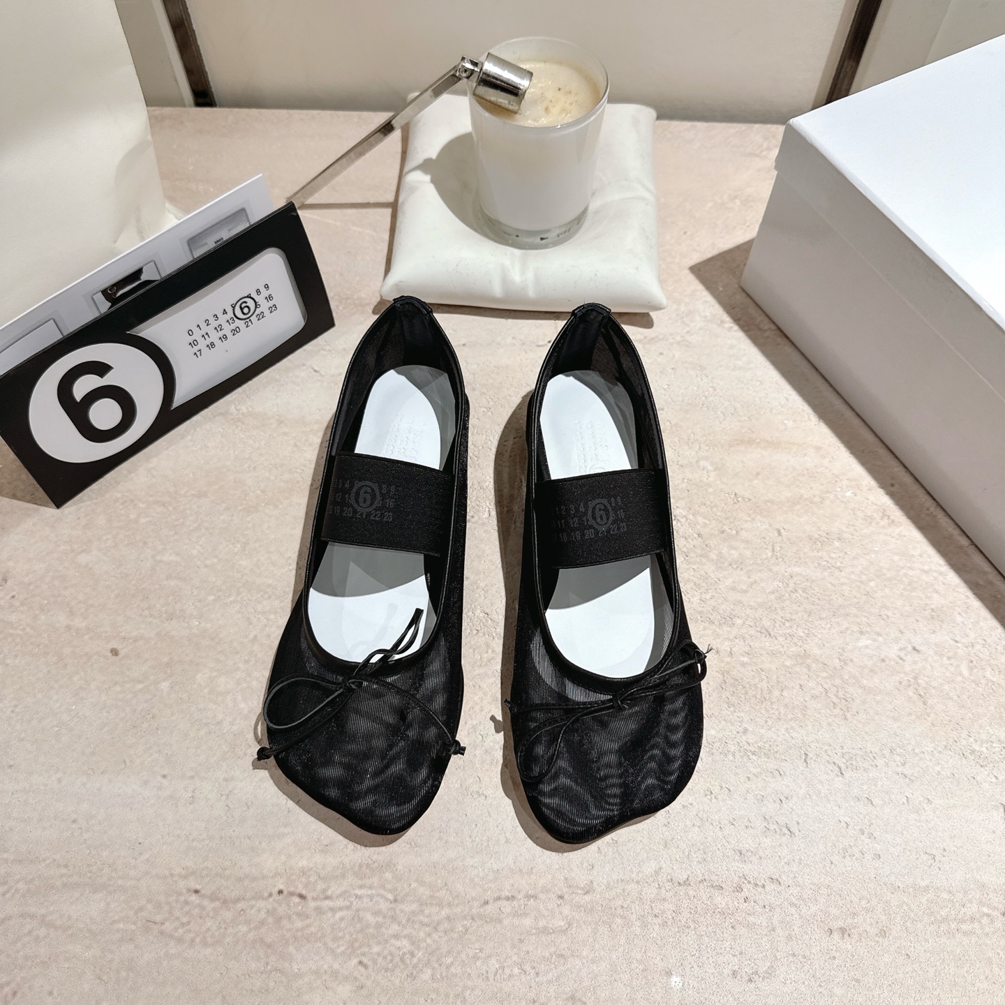 NO:439640,..MM6 Majila mesh simple bow single shoes with a fairy-like hazy beauty, high-end and decent, and can be beautiful when worn in summer. The brand elastic band design embellishes, which adds a gorgeous and romantic feeling and is easily attracted at a glance. The matching occasions are also quite extensive. Daily or party activities can show elegant charm and temperament. Upper material imported mesh elastic band design, cowhide, genuine leather soles. Size: 35-39 (34.40 custom made without return), ballet shoes, masion margiela, masion margiela, cowhide, Leather soles19860909..MM6马吉拉网纱简约蝴蝶结单鞋 自带仙气朦胧美,高级又不失体面,夏天穿也能美美的出街 品牌弹力带设计点缀 更增添了份华丽浪漫感很容易一眼就被吸引 搭配场合也挺广泛的日常或者派对活动都能展现优雅的魅力气质 鞋面材质进口网纱松紧带设计 牛皮垫脚 真皮大底 码数:35-39(34.40定做不退换),芭蕾舞鞋,masion margiela,masion margiela,cowhide,Leather soles,Women's Shoes