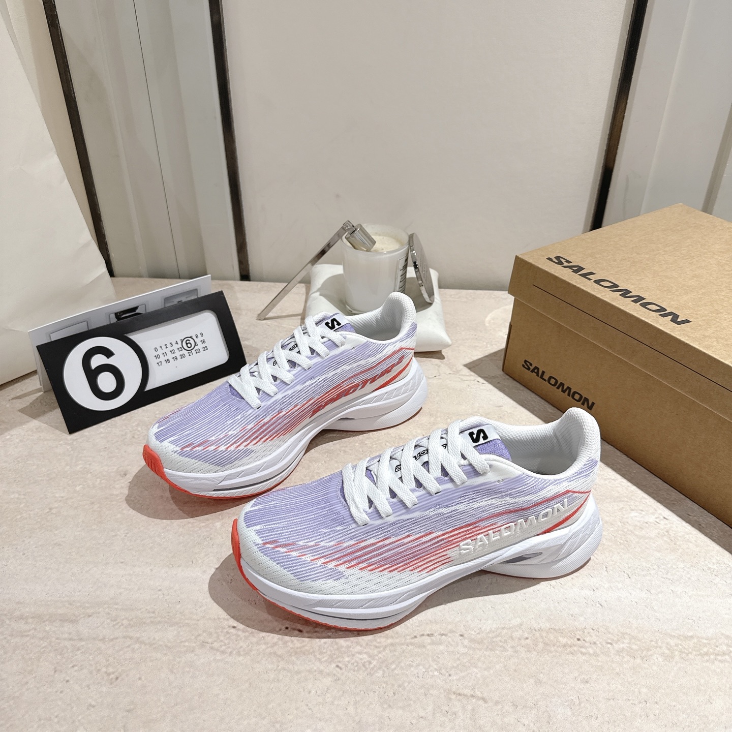 NO:441407,The collision of white and neon red looks instantly illuminates your sports outfit!  Whether it is morning jogging or night jogging, these pairs of shoes can make you the most beautiful boy on the street!  Supported by technology, SPECTUR 2 continues the classic design of Salomon, equipped with energyBLADE technology and energyFOAM cushioning system. Every step is like stepping on a spring, light and comfortable!  Whether it is marathon or daily training, it can be easily controlled. It is versatile to wear. This pair of shoes is not only suitable for sports, but also has no pressure when going out on the street every day!  It can be easily held with sweatpants, jeans, and even short skirts!  Beautiful & neon color matching makes your outfit full of vitality instantly. The engineering mesh is decorated with bright colors, bringing a strong sense of speed impact. Size 35-45, casual shoes/sports shoes, sneakers, skirts, jeans19860909颜值爆表白色与霓红色的碰撞,瞬间点亮你的运动穿搭！无论是晨跑还是夜跑,这双鞋都能让你成为街头最靓的仔！ 科技加持 SPECTUR 2延续了萨洛蒙的经典设计,搭载energyBLADE 技术和 energyFOAM缓震系统,每一步都像踩在弹簧上,轻盈又舒适！无论是马拉松还是日常训练,它都能轻松驾驭. 穿搭百搭 这双鞋不仅适合运动,日常出街也毫无压力！搭配运动裤、牛仔裤,甚至是短裙,都能轻松 hold住！靓丽&霓红的配色,让你的穿搭瞬间充满活力. 工程网面配合亮色点缀、带来很强的速度冲击感. 码数35-45,休闲鞋/运动鞋,sneakers,skirts,jeans,Women's Shoes