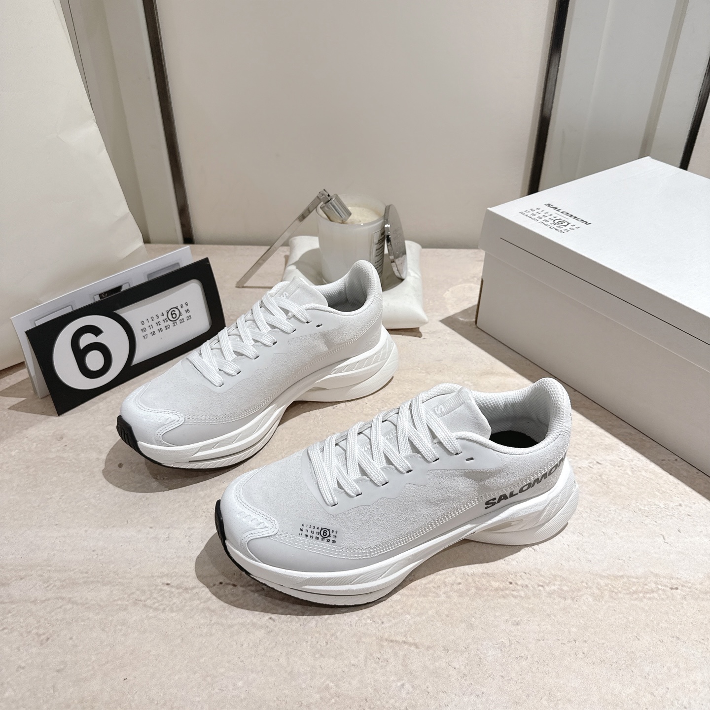 NO:441401,Leather autumn and winter model MM6 x SALOMON - Spectur 2 is the 2025 autumn and winter series shoe style cooperation between MM6 Maison Margiela and SALOMON. It is based on the road running shoes Spectur 2. The upper is made of Niu Jing material with the same color pressing glue and cut sheet. The side of the shoe has the brand logo, covering polyester fiber, polyurethane, rubber, etc.; it is equipped with full-length carbon fiber board Energy Blade and Energy Foam cushioning system, with thick and widening rear palm, which has both propulsion, cushioning rebound and stability. Women's size 35-40, men's 40-45. Original foamed sole, light and comfortable., casual shoes/sports shoes, masion margiela, sneakers19860909皮面秋冬款 MM6 x SALOMON - Spectur 2是MM6 Maison Margiela与SALOMON合作的2025秋冬系列鞋款,以公路跑鞋Spectur 2为基础,鞋面采用牛京材质搭配同色系压胶与裁片,鞋侧有双方品牌标识,材质涵盖聚酯纤维、聚氨酯、橡胶等；它搭载全长碳纤维板Energy Blade与Energy Foam缓震系统,后掌加厚加宽,兼具推进力、缓震回弹与稳定性. 女码35-40、男40-45. 原版发泡大底、轻便又舒适.,休闲鞋/运动鞋,masion margiela,sneakers,Women's Shoes