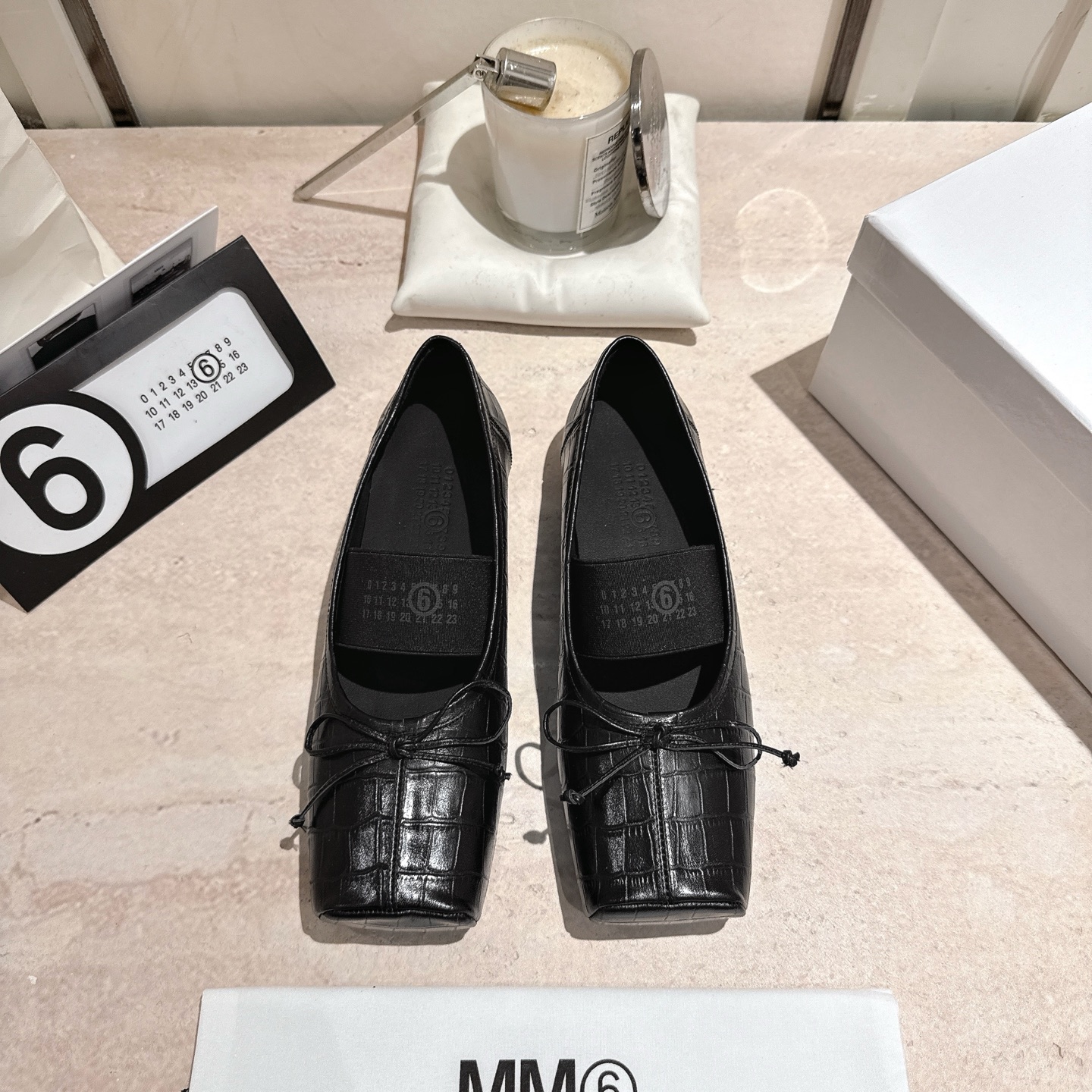 NO:464272,25 autumn and winter new MM6 Maison Magica's latest super ballet pig's beak shoes. Needless to say, it will definitely be very comfortable. The silhouette The unique crocodile pattern leather and the collage of contrasting materials are MM6 Maison Magical, which is worth looking forward to. This ballet shoes are made of very textured crocodile pattern leather/square head elegance and logo elastic band. It is absolutely amazing. Size: 35-3940 Custom made with original consistent packaging. Grid, ballet shoes, masion margiela, masion margiela1986090925秋冬新品MM6马吉拉最近超级的芭蕾舞猪嘴鞋 舒适度不用说 肯定会很舒服的 廓形 独具匠心的鳄鱼纹皮料和对比材质的拼贴均是 MM6 Maison Magical,值得期待的特色 这款芭蕾舞鞋采用很有质感的鳄鱼纹皮料/方头的雅致和logo松紧带 简直绝绝子了 码数:35-3940定做 配原版一致包装 格,芭蕾舞鞋,masion margiela,masion margiela,Women's Shoes