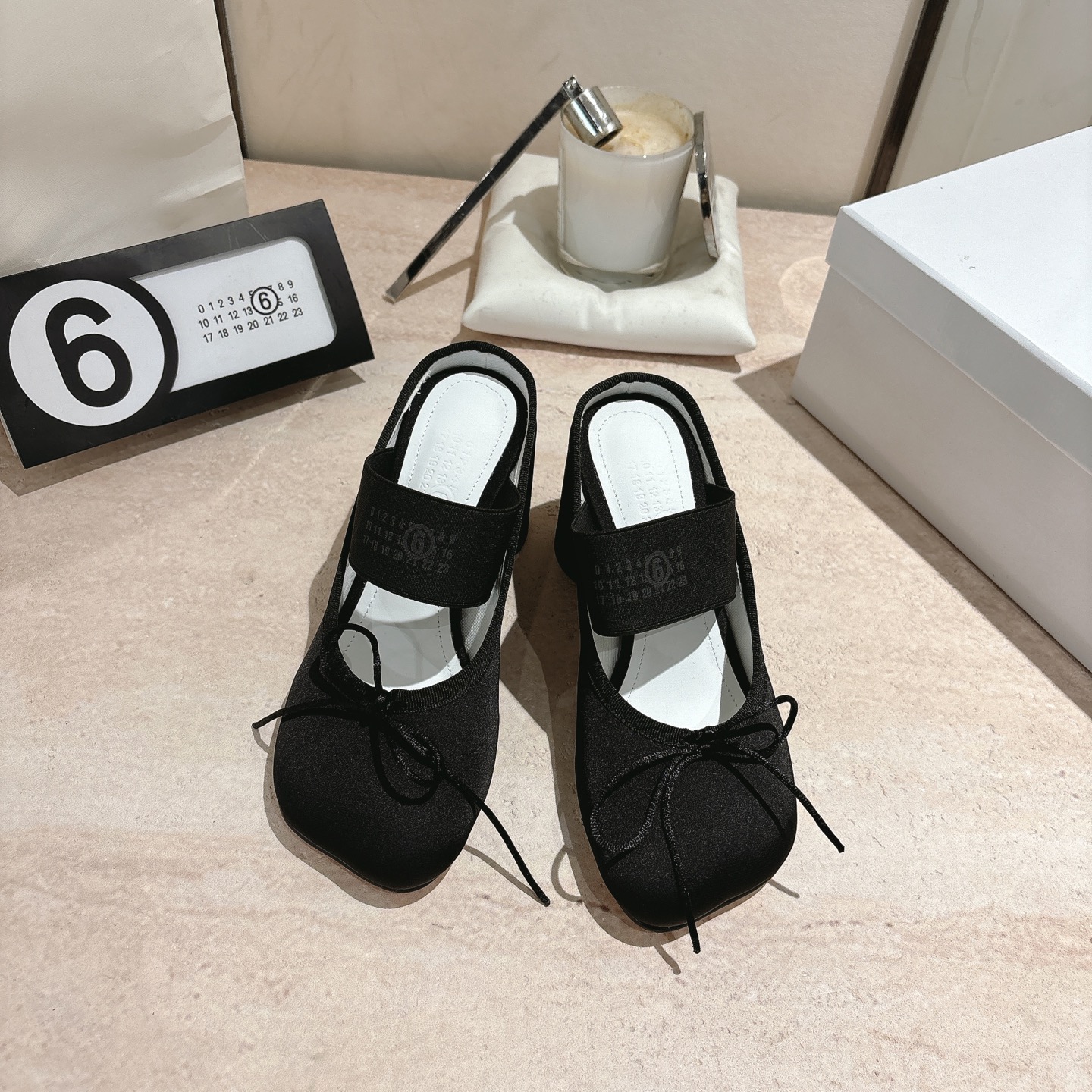 NO:488414,Maison Marginal* MM6 early spring new thick-heeled apple-toe ballet shoes semi-trailer Majra designer is so talented. He uses thick heels as a design element to create shoes. Single shoes are capable and exquisite. Semi-trailer paired with short skirt. Sexy and personalized. Fabric silk. Nelibri. Original molded heel. Italian imported leather sole. Heel: 7cm. Size: 35-41 (40.41. Customized for no return or replacement). Single shoes, masion margiela, masion margiela, skirts, real silk, Leather soles19860909Maison Marginal* MM6初春新品粗跟苹果头芭蕾舞鞋半拖 马吉拉设计师太有才了 采用粗跟作为设计元素打造鞋品 单鞋干练精致 半拖搭配短裙 性感个性 面料真丝 内里布里 原版开模鞋跟 意大利进口真皮大底 鞋跟: 7cm 码数:35-41（40.41订做不退不换）,单鞋,masion margiela,masion margiela,skirts,real silk,Leather soles,Women's Shoes