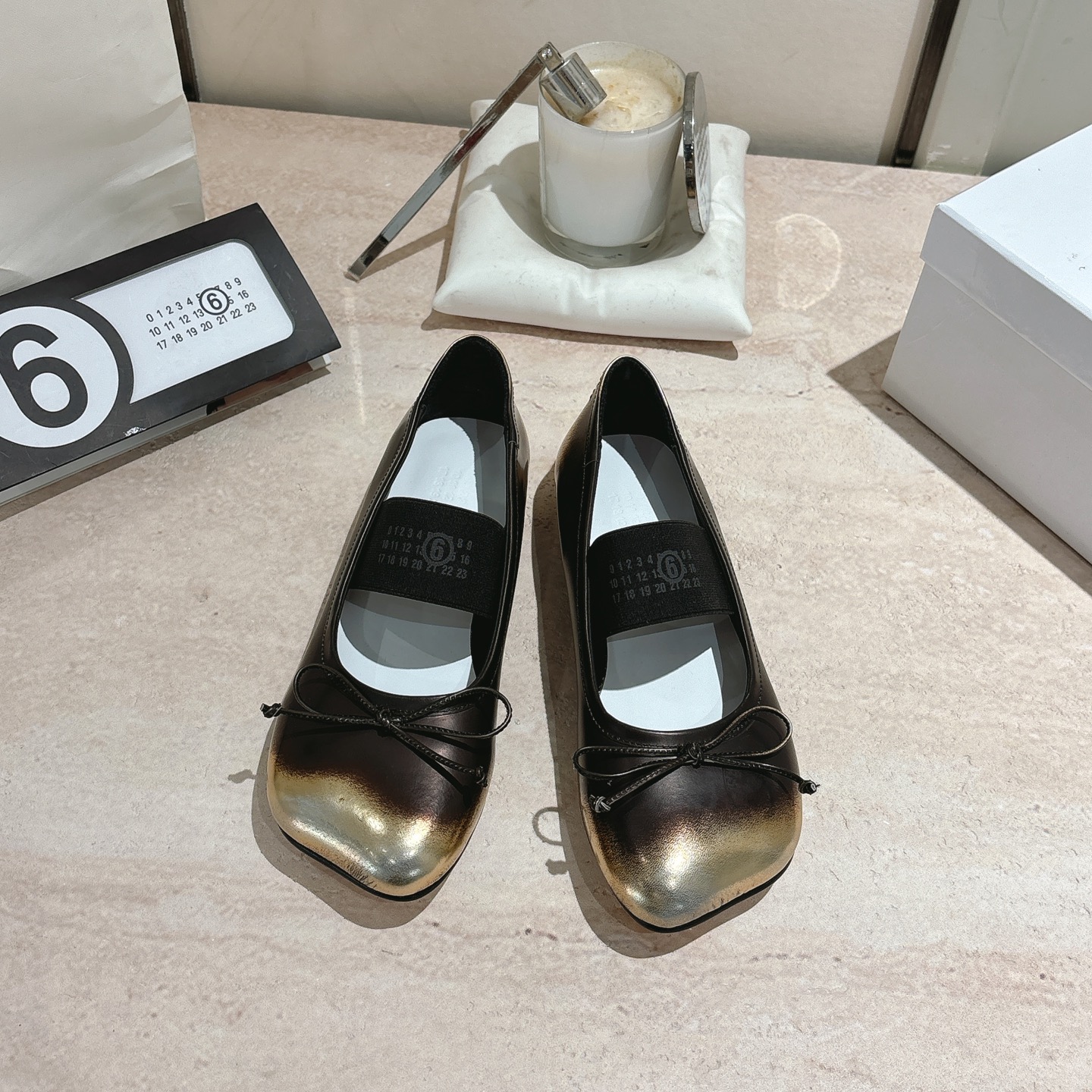 NO:488420,Maison Marginal* MM6 flat-heeled apple-toe ballet shoes 2025 autumn and winter Maison Marginal designer is so talented. He uses '6' flat-heels as design elements to create shoes. Single shoes are capable and exquisite, sexy and personalized. Fabric cowhide inner cowhide original molded heel. Imported genuine leather soles from Italy. Heel: 1cm. Size: 35-40 (40 custom made without return or replacement), single shoes, masion margiela,masion margiela,cowhide,Leather soles19860909Maison Marginal* MM6平跟苹果头芭蕾舞鞋2025秋冬 马吉拉设计师太有才了 采用“6”平跟作为设计元素打造鞋品 单鞋干练精致 性感个性 面料牛皮 内里牛皮 原版开模鞋跟 意大利进口真皮大底 鞋跟: 1cm 码数:35-40（40订做不退不换）,单鞋,masion margiela,masion margiela,cowhide,Leather soles,Women's Shoes