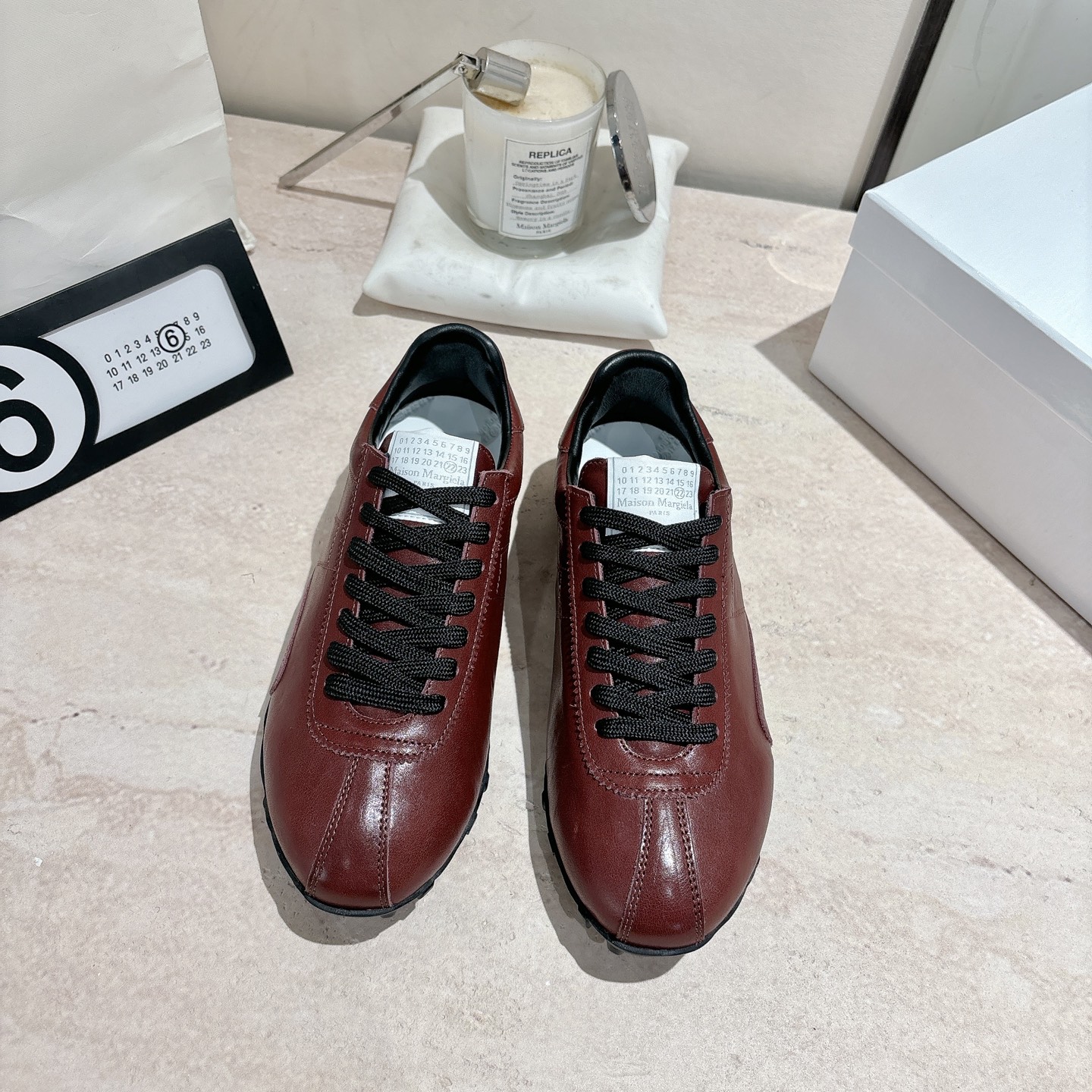 NO:561141,Maison Margiela 2025 Autumn and Winter Series Forrest Gump moral training shoes for couples! The outline of the new Sprinters sneakers is made of distressed vegetable soft cowhide, inspired by retro running shoes. Through distressing, stitching, splicing and other processes, the single product is given new life and beauty. The tongue is decorated with classic number logos, with non-slip spike soles, and the tail is decorated with the iconic white stitching logo, full of craftsmanship. Fabric: cowhide Original rubber outsole  Size: 35-39 40-44 (customized 40 for women and 45 for men) with original packaging, casual shoes/sports shoes, masion margiela, sneakers, cowhide19860909Maison Margiela 马吉拉2025秋冬系列情侣款阿甘鞋德训鞋! 新款Sprinters运动鞋轮廓采用做旧植柔牛皮制成,灵感来源于复古跑鞋.通过做旧、缝线、拼接等工艺,赋予单品新的生命和美感.舌头饰有经典的数字标志,搭配有防滑的钉状鞋底,鞋尾饰有标志性的白色缝线logo,充满工艺感. 面料:牛皮 原版橡胶大底 码数:35-39 40-44(女40男45定做) 配原版一致包装,休闲鞋/运动鞋,masion margiela,sneakers,cowhide,Women's Shoes