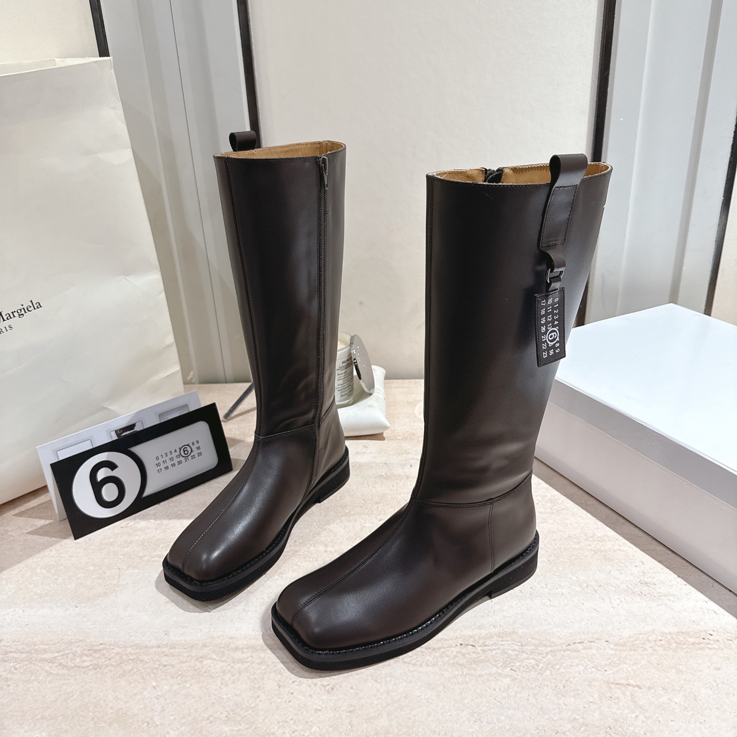 NO:578187,The top version of MM6 26 new high boots for early autumn. I really love them. The suede boots don’t look too good on your feet, okay?  Upper cowhide, lining cowhide, foam sole Size: 35-39 (40 customized) with original packaging, boots, masion margiela, boots, cowhide, chamois leather19860909顶级版本 MM6 26早秋新款高筒靴真的太爱了 麂皮长靴款 上脚真的不要太好看好吗？ 鞋面牛皮、内里牛皮 发泡底 码数:35-39 (40定做) 配原版一致包装,靴子,masion margiela,boots,cowhide,chamois leather,Women's Shoes