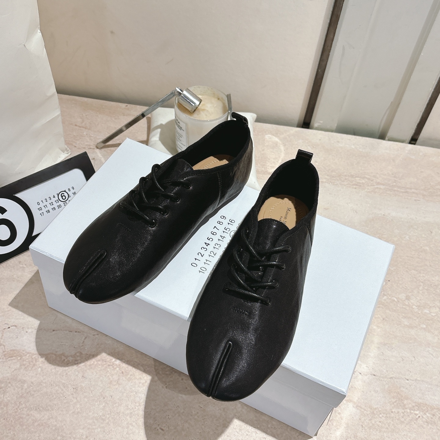 NO:592965,2025 Maison Margie* Margie split-toe thick-heeled flat-soled vintage Mary Jane lace-up split-toe shoes. A great version, very difficult to make!  Margiela split-toe shoes have been pushed into the limelight again, and Xiaohongshu’s posts have exploded one after another!  A must-have for sexy and cool girls. Fried chicken on the feet looks good. Don’t worry, wear it and you will be the most unique existence among that group. Fabric: Vegetable-tanned cowhide. Lining: cowhide. Outsole. Genuine leather sole imported from Italy. Size: 35-39/40.41 Customized, non-returnable, non-exchangeable, Mary Jane, masion margiela,mary jane,cowhide198609092025Maison Margie*马吉拉分趾粗跟平底复古玛丽珍系带分趾鞋 太棒了的版本 非常不好做！马吉拉分趾鞋又被推到风口啦 小红书发一个爆一个！性感酷辣女孩必备 上脚炒鸡好看 大家放心冲穿上它你就是那个人群中最独特的存在 面料植鞣牛皮 内里垫脚牛皮 大底 意大利进口真皮底 Size : 35-39/40.41定制不退不换,玛丽珍,masion margiela,mary jane,cowhide,Women's Shoes