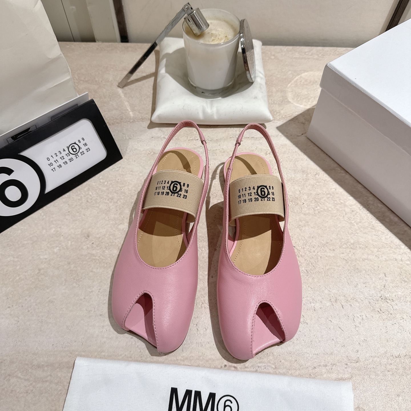 NO:652738,Maison Marginal* MM6 Margiela 26 new spring and summer apple-toe ballet sandals. Margiela designers are so talented. They create shoes as design elements. Single shoes are smart and exquisite. Half-flop with short skirt. Sexy personality. Fabric sheepskin. Lining sheepskin. Cowhide foot pads. Heel height: flat/7cm. Italian imported genuine leather outsole. Size: 35-39 (40, 41 custom-made, non-refundable and non-exchangeable). Sandals, masion margiela, masion  margiela,sandals,skirts,cowhide,sheepskin,Leather soles19860909Maison Marginal* MM6马吉拉26春夏新品苹果头芭蕾舞凉鞋 马吉拉设计师太有才了 作为设计元素打造鞋品 单鞋干练精致 半拖搭配短裙 性感个性 面料羊皮 内里羊皮 牛皮垫脚 跟高:平底/7cm 意大利进口真皮大底 码数:35-39（40,41订做不退不换）,凉鞋,masion margiela,masion margiela,sandals,skirts,cowhide,sheepskin,Leather soles,Women's Shoes