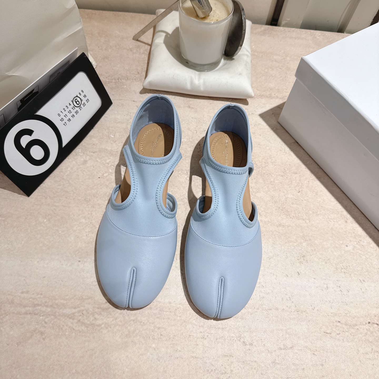 NO:669688,Maison Marginal 26 spring and summer new split-toe hollow shoes. Marginal designers are so talented. They use lycra and soft and delicate sheepskin as design elements to create shoes. The hollow shoes are capable and exquisite, and match short skirts. Sexy personality. Fabric: sheepskin. Lined with velvet. Sheepskin foot pads. Heel height: flat. Italian imported genuine leather outsole. Size: 35-39 (custom-made at 40, non-refundable and non-exchangeable). Split-toe shoes, masion  margiela,skirts,sheepskin,Leather soles19860909Maison Marginal马吉拉26春夏新品分脚趾中空鞋 马吉拉设计师太有才了 、采用了莱卡布碰撞柔软细腻的羊皮作为设计元素打造鞋品 中空鞋干练精致 、搭配短裙 性感个性 面料羊皮 内里绒 羊皮垫脚 跟高:平底 意大利进口真皮大底 码数:35-39（40订做不退不换）,分趾鞋,masion margiela,skirts,sheepskin,Leather soles,Women's Shoes