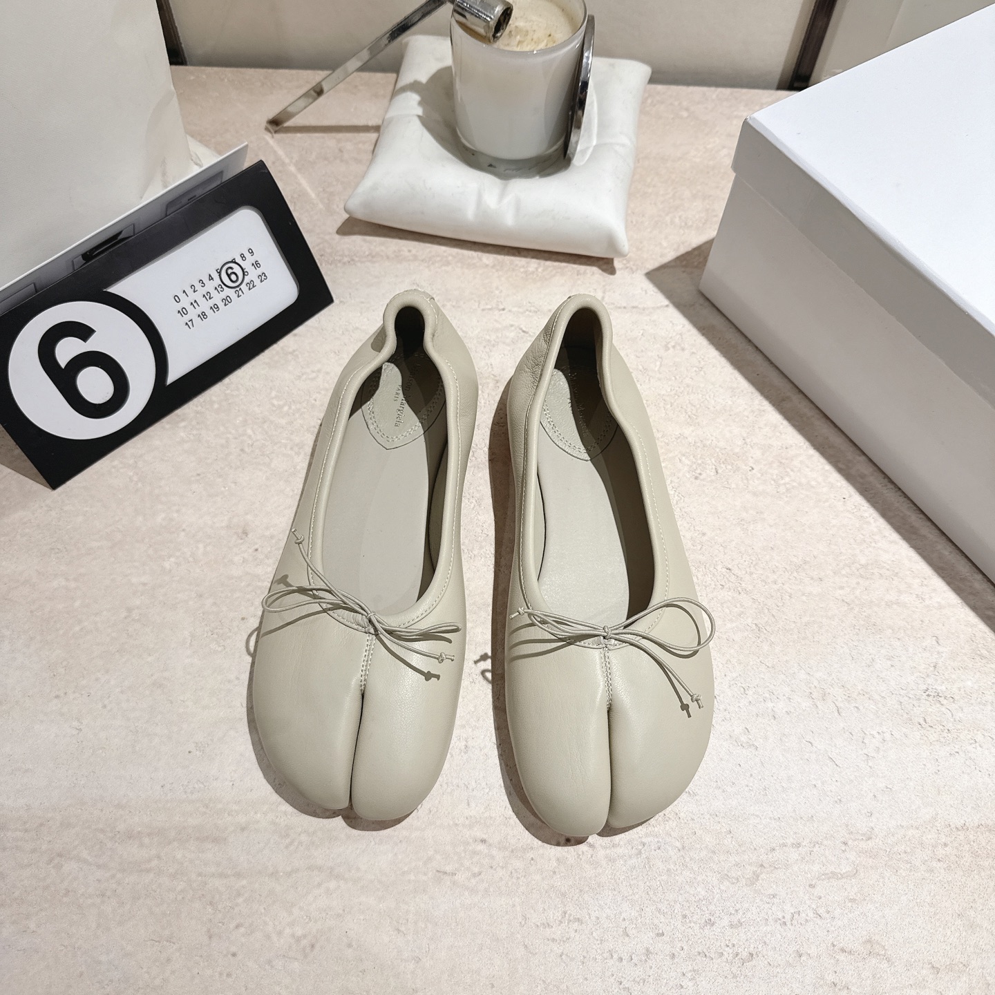 NO:707341,[Fireworks] New type of dancing shoes. [Rose] The upper is made of pure natural sheepskin without any coating and feels extremely comfortable when worn [Gift] The leather outsole is soft and soft. [Coffee] It can be matched with skirts and pants without any sense of violation. [Celebration] The bow on the upper can adjust the tightness of the shoes, which is so worry-free. Size 35-40, ballet shoes, skirts, sheepskin, Leather soles19860909[烟花]新款跳舞鞋. [玫瑰]鞋面采用纯水然天然羊皮没有一点涂饰穿上脚感无敌舒服[礼物]把真皮大底做的软软的.[咖啡]无论穿裙子裤子都能搭配的一点违和感都没有. [庆祝]鞋面的蝴蝶结可以调试鞋子的松紧度、这点太让人无忧了码数35-40、,芭蕾舞鞋,skirts,sheepskin,Leather soles,Women's Shoes