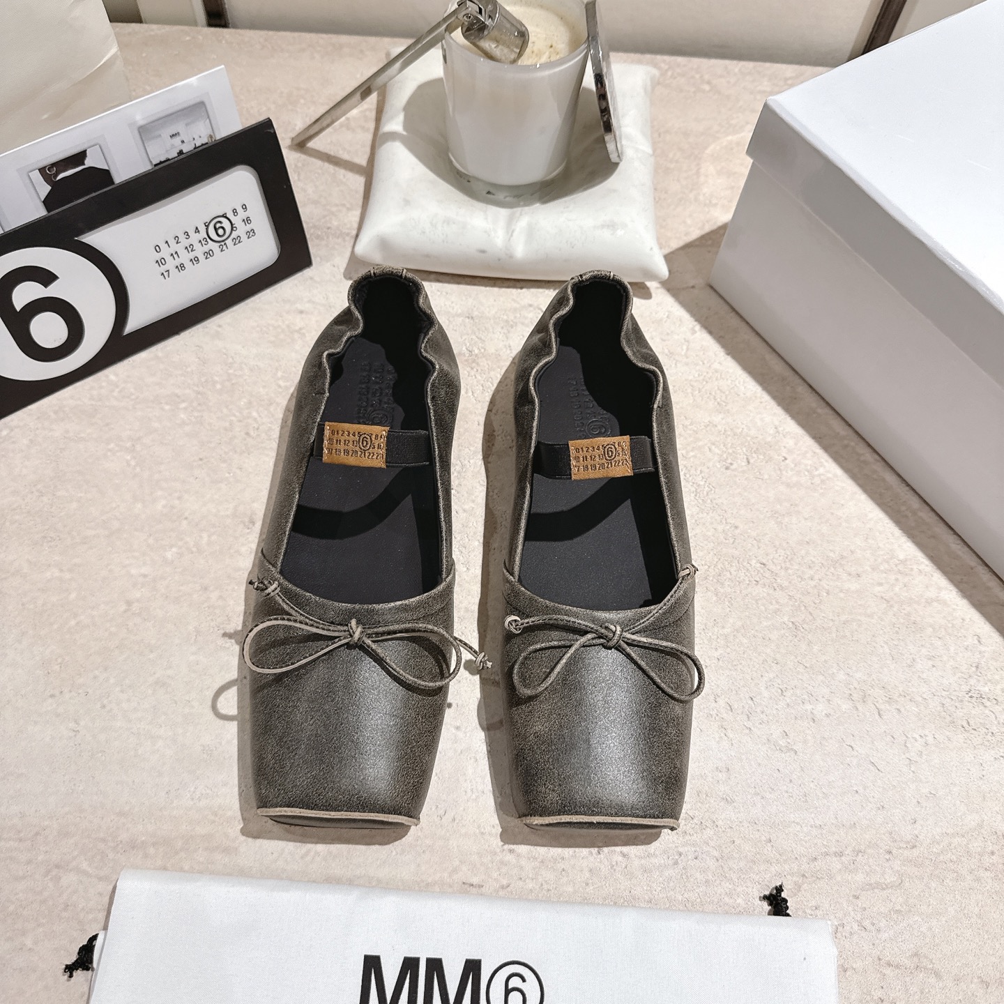 NO:707361,MM6, 26 spring and summer retro square toe elastic band ballet flats spring shoe series adopts the brand's iconic sculptural silhouette that fits the shape of the foot. The upper is soft and smooth, taking into account both fit and design. The square toe + ballet elements are combined with the classic square toe design to create a modern feel. It is matched with the bow decoration on the upper to reconstruct the elegant outline of the ballet shoes. At the same time, it is made into a mules back style, which is both casual and refined.  There is the iconic white single-thread stitching on the heel, and the elastic strap of the shoe body has the MM6 digital logo, which is the key to brand recognition. The empty mule slip structure simplifies the way of putting on and taking off, combining the softness of ballet shoes with the casualness of mule shoes. Retro cowhide upper, silk sheepskin lining, genuine leather outsole, high-heeled model 1cm size: 35-41 sizes (customized sizes 40 and 41 are not returnable), slippers ballet shoes, masion  margiela,flats,slippers,cowhide,sheepskin,Leather soles19860909MM6、 26春夏款复古方头弹力带芭蕾鞋平底鞋春鞋系列 采用品牌标志性的贴合脚型的雕塑感轮廓,鞋面柔软且线条流畅,兼顾贴合度与设计感.方头+芭蕾元素融合经典方头设计打造现代感,搭配鞋面蝴蝶结装饰,重构芭蕾鞋的优雅轮廓,同时做穆勒拖的后空款式,兼具休闲与精致. 鞋后跟处有标志性的白色单线缝线,鞋身弹性带带有MM6数字标识,是品牌辨识度的关键.后空的穆勒拖结构,简化穿脱方式,将芭蕾鞋的柔美与穆勒鞋的随性结合. 鞋面复古牛皮 内里丝绸羊皮里 大底真皮大底 高跟款1cm size :35-41码（40、41码定制不退换）,拖鞋芭蕾舞鞋,masion margiela,flats,slippers,cowhide,sheepskin,Leather soles,Women's Shoes