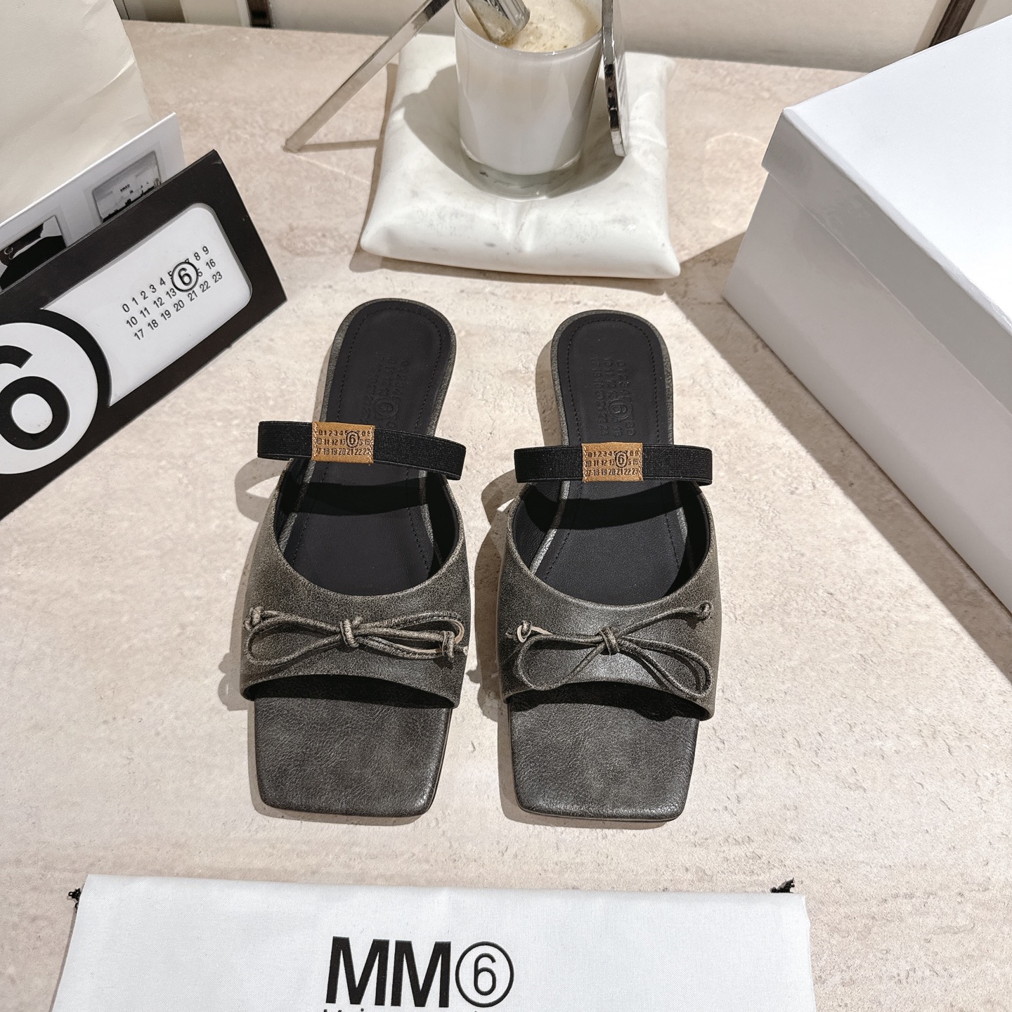 NO:707364,MM6, 26 spring and summer retro square toe elastic band ballet shoes, high heels and sandals series adopt the brand's iconic sculptural outline that fits the shape of the foot. The upper is soft and smooth, taking into account both fit and design. The square toe + ballet elements are combined with the classic square toe design to create a modern feel. It is decorated with bows on the upper to reconstruct the elegant outline of the ballet shoes. At the same time, it is made into a free-back style of mules, which is both casual and refined.  There is the iconic white single-thread stitching on the heel, and the elastic strap of the shoe body has the MM6 digital logo, which is the key to brand recognition. The empty mule slip structure simplifies the way of putting on and taking off, combining the softness of ballet shoes with the casualness of mule shoes. The upper is retro burst cowhide, the lining is silk sheepskin, the outsole is genuine leather, and the high-heeled model is 1cm size: 35-41 (customized sizes 40 and 41 are not returnable), slippers, ballet shoes, masion  margiela,sandals,high heels,slippers,cowhide,sheepskin,Leather soles19860909MM6、 26春夏款复古方头弹力带芭蕾鞋高跟鞋凉鞋系列 采用品牌标志性的贴合脚型的雕塑感轮廓,鞋面柔软且线条流畅,兼顾贴合度与设计感.方头+芭蕾元素融合经典方头设计打造现代感,搭配鞋面蝴蝶结装饰,重构芭蕾鞋的优雅轮廓,同时做穆勒拖的后空款式,兼具休闲与精致. 鞋后跟处有标志性的白色单线缝线,鞋身弹性带带有MM6数字标识,是品牌辨识度的关键.后空的穆勒拖结构,简化穿脱方式,将芭蕾鞋的柔美与穆勒鞋的随性结合. 鞋面复古爆裂牛皮 内里丝绸羊皮里 大底真皮大底 高跟款1cm size :35-41码（40、41码定制不退换）,拖鞋芭蕾舞鞋,masion margiela,sandals,high heels,slippers,cowhide,sheepskin,Leather soles,Women's Shoes